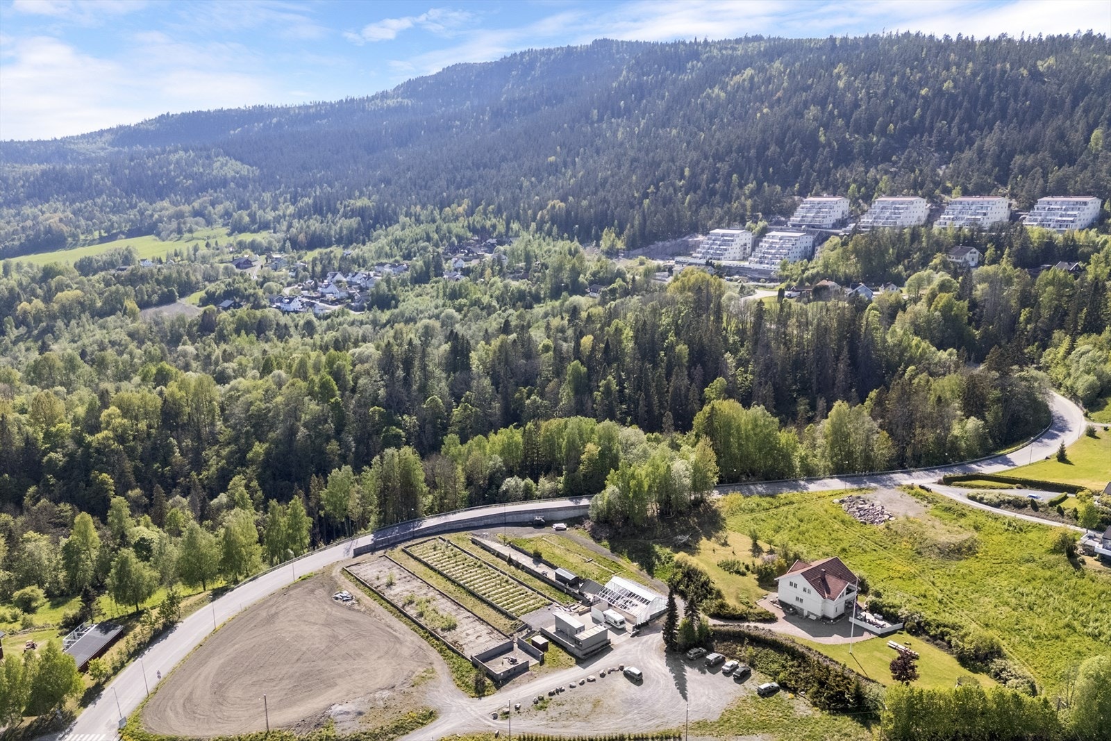 Driftsbygningen er tegnet inn i området hvor deler av det gamle veksthuset fremdeles står. Det vil gi god riggplass i forkant. Galleribilde