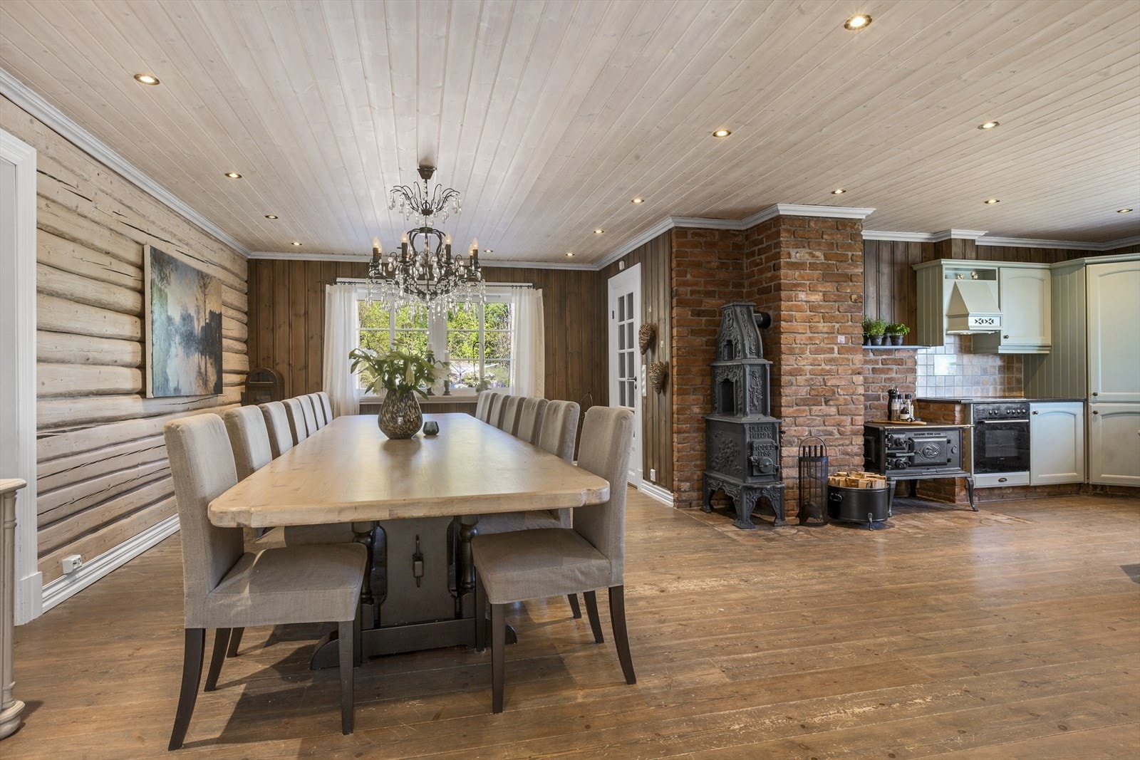 Kjøkken og allromet er boligens hjerte og et flott hverdagsrom Galleribilde