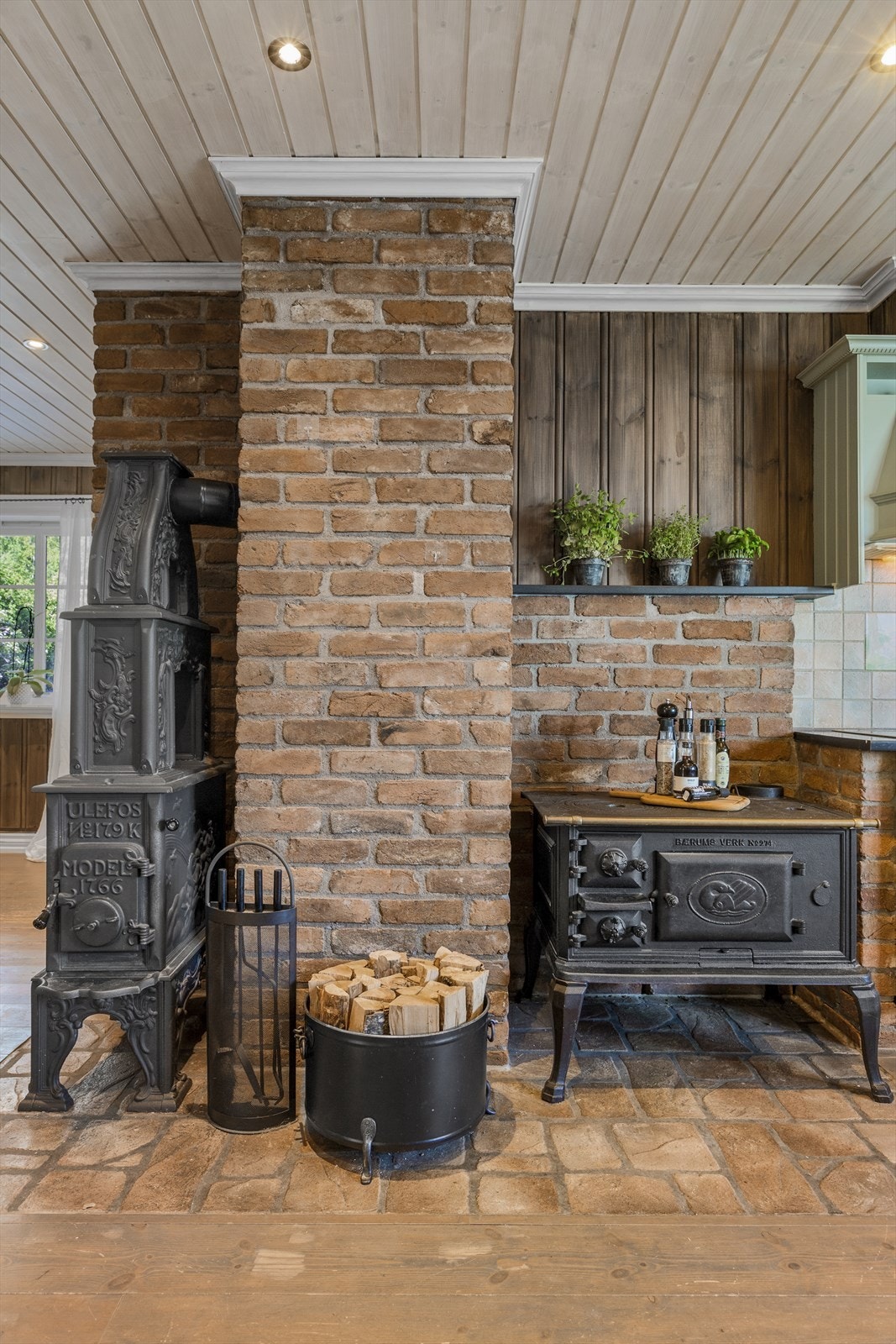 Det er Ulefossovnen som benyttes til oppvarming av rommet. Galleribilde