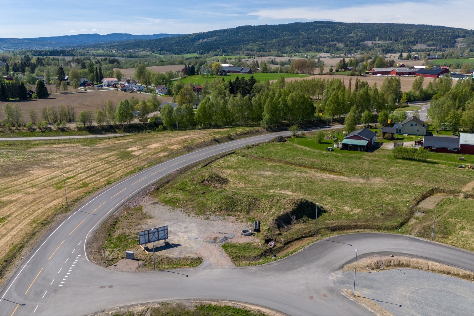 Tomten ligger nært til E16, samt RV 120. Galleribilde