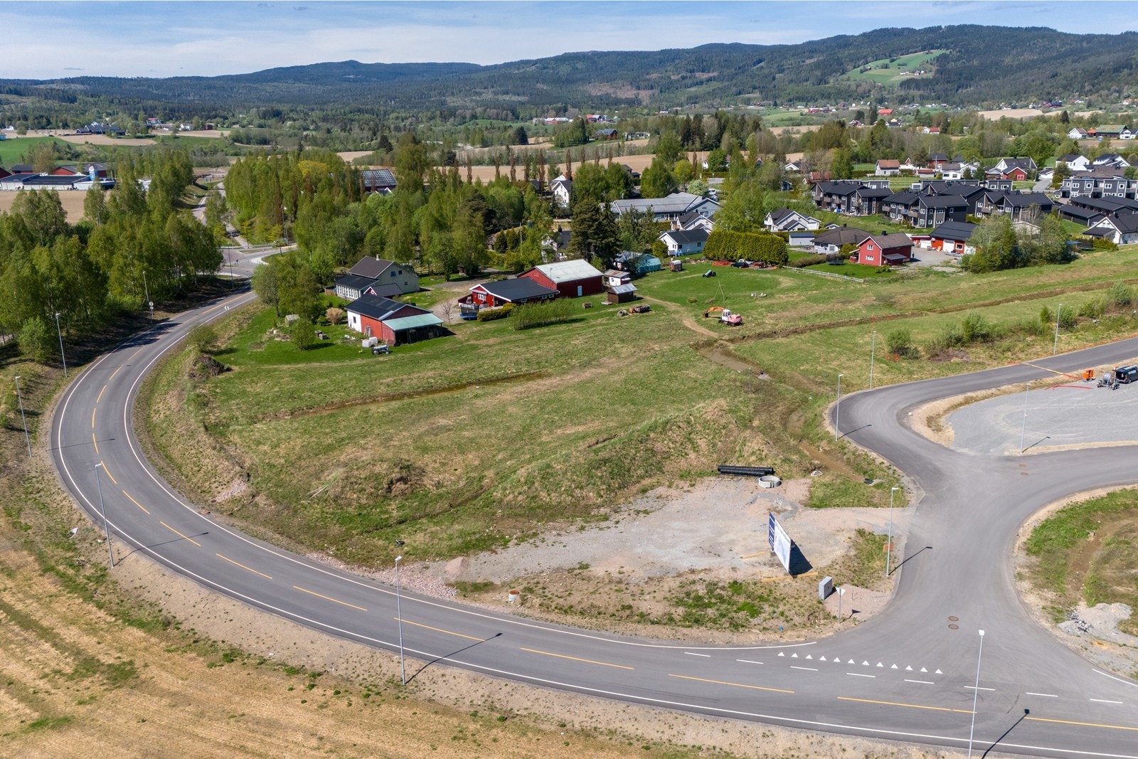 Tillatt utnyttelsesgrad er BYA 45% og 11 m møne/ gesimshøyde. Galleribilde