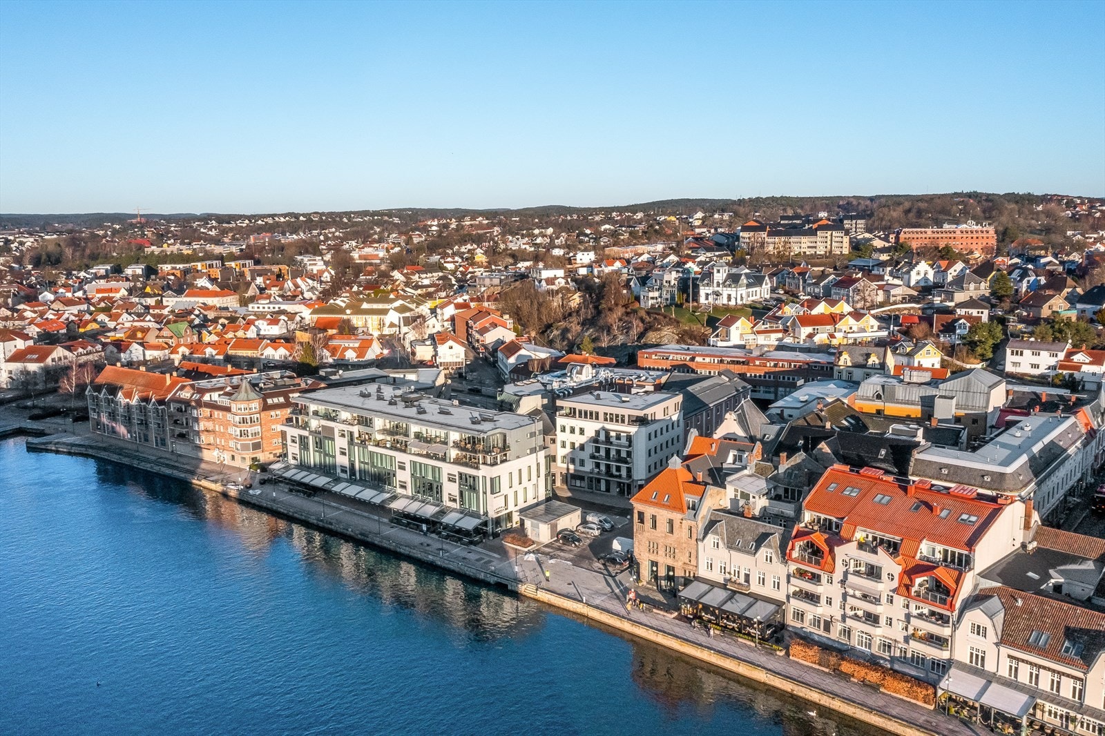 Eiendommen ligger attraktivt plassert ved åren inn til Fredrikstad sentrum og nærhet til brygga og alle fasiliteter byen har å by på Galleribilde