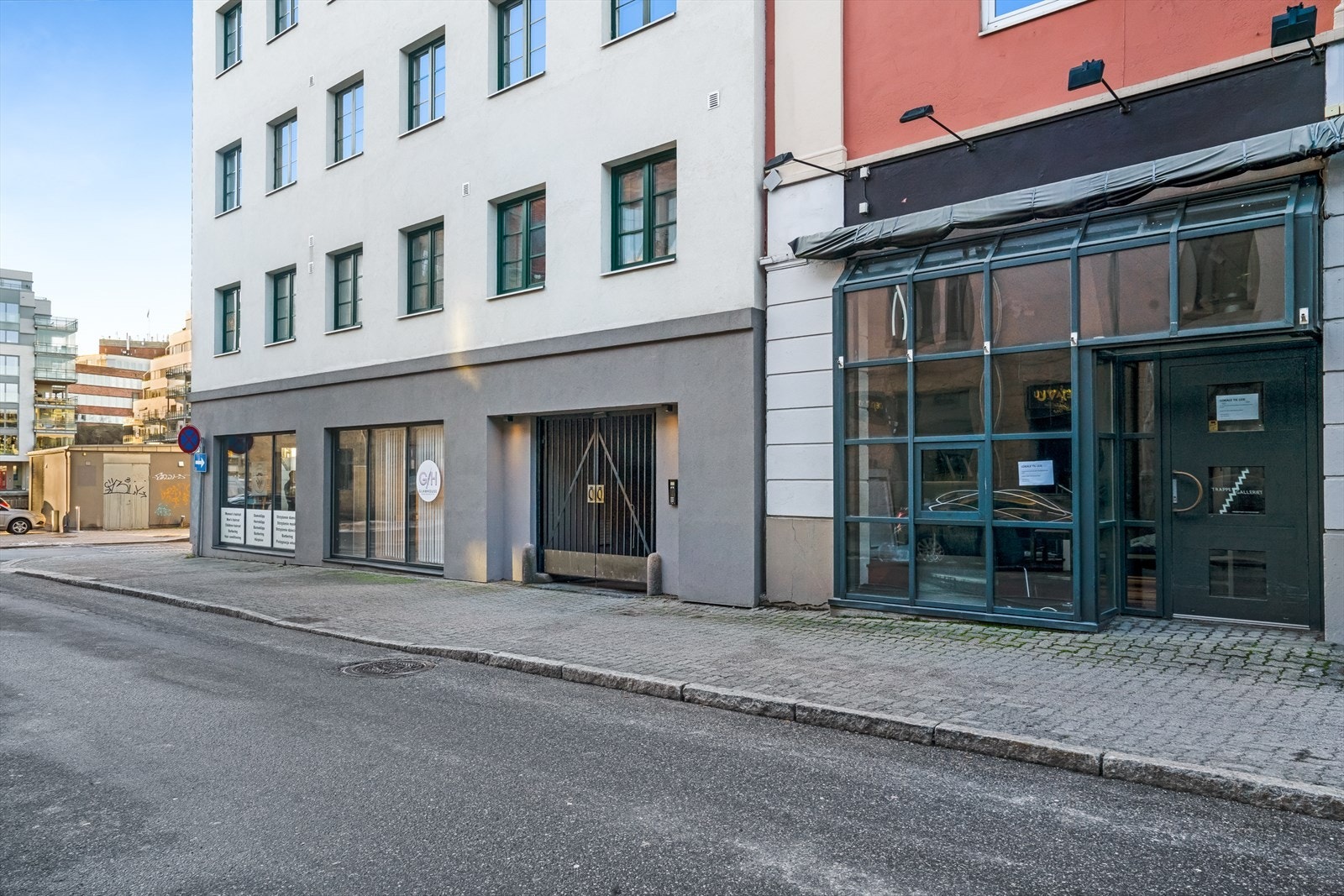 Eiendommen ligger attraktivt plassert ved åren inn til Fredrikstad sentrum og nærhet til brygga og alle fasiliteter byen har å by på. Inngang butikk-/serveringslokale Galleribilde