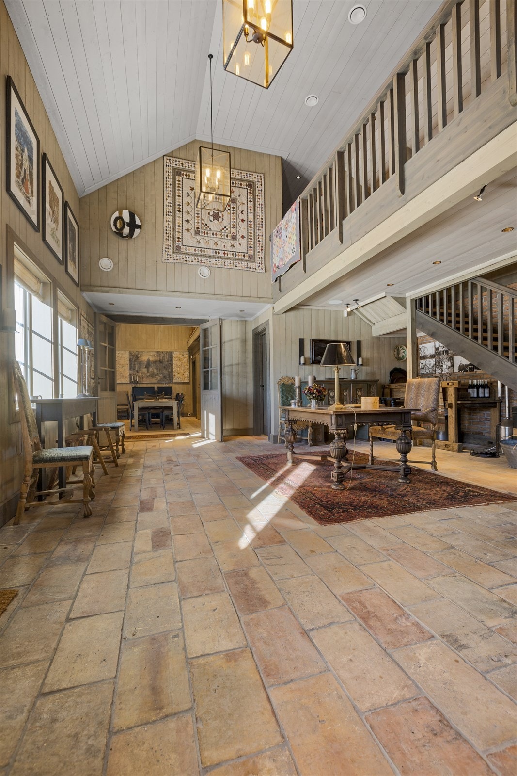 1. etasje i låven inneholder hall, kontor, wc med omkledningsrom, gildehall, kjøkken, grovkjøkken og kjøkkeninngang Galleribilde