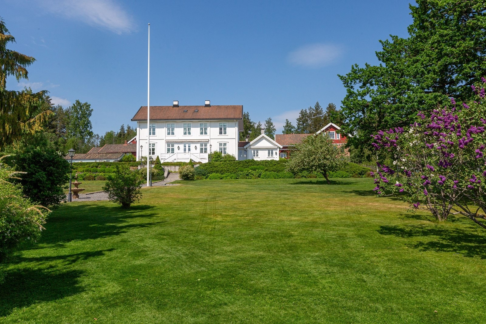 Hovedhuset har blitt benyttet som administrasjonsbolig til Ringerike Nikkelverk Galleribilde