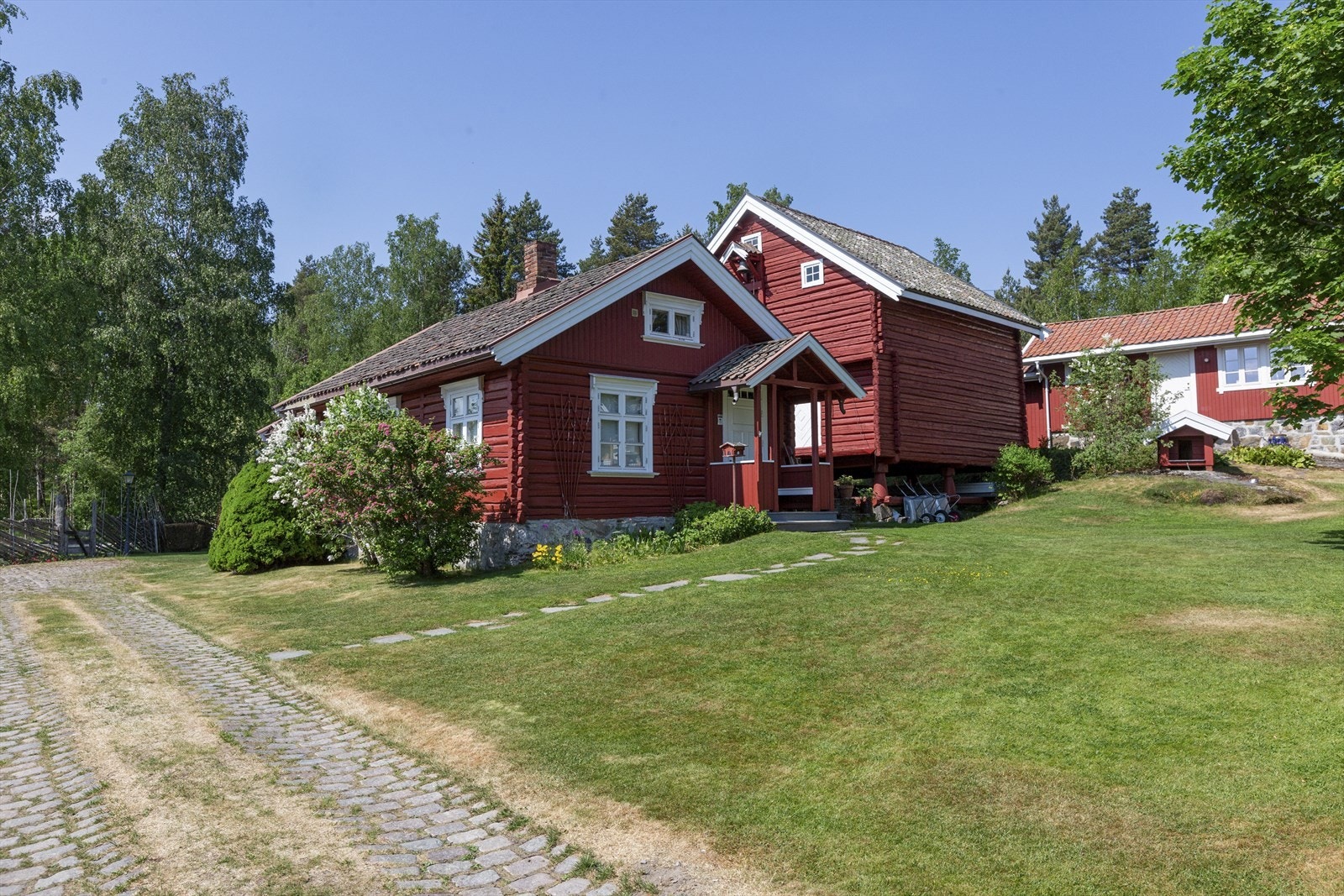 Bryggerhuset er på ca. 75 kvm. og er et hus i en etasje med hems. Bryggerhuset er et laftet hus som senere er totalrenovert og påbygd med vaskerom og bad Galleribilde