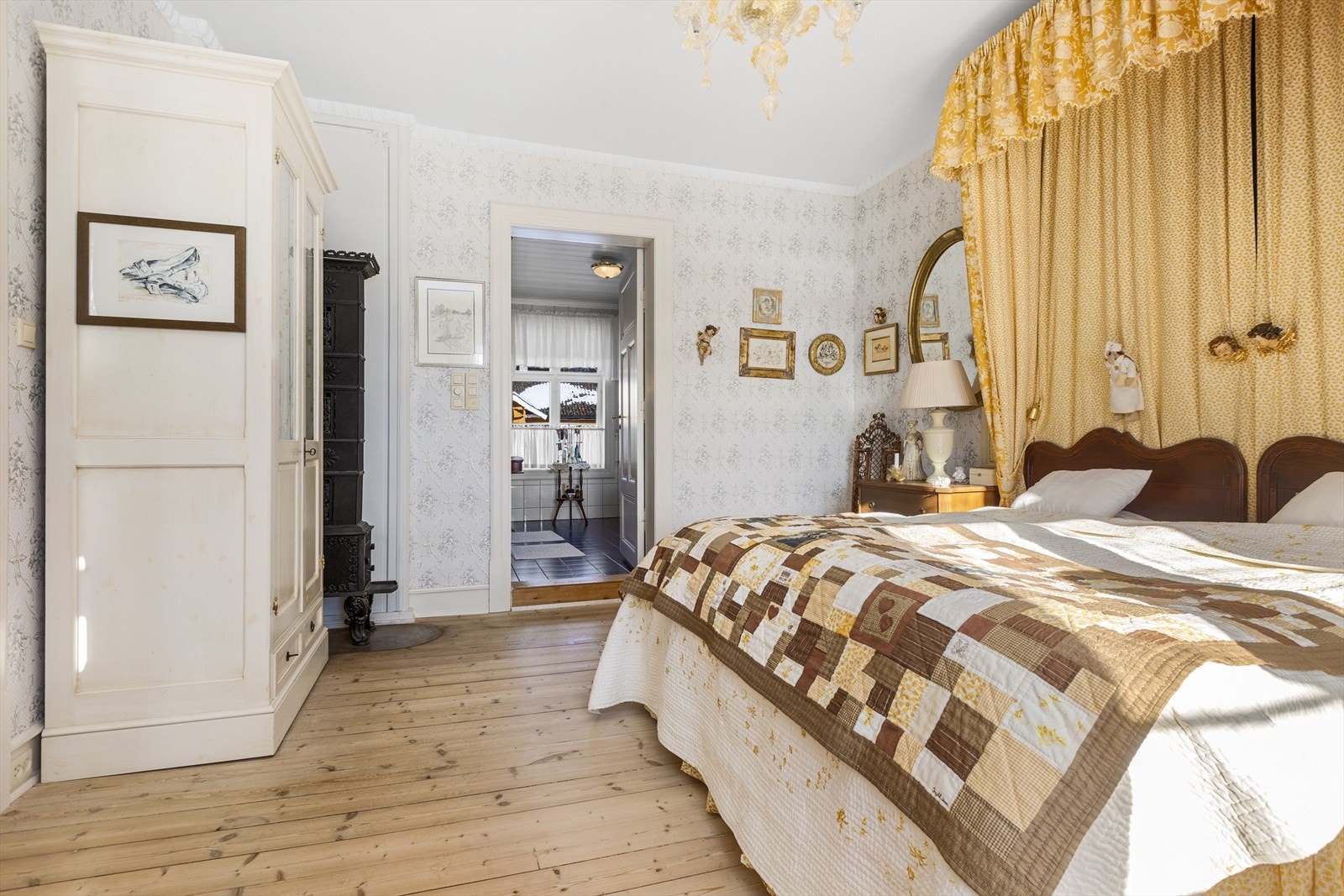 2 etasje i hovedbygningen inneholder gang, 2 bad, sal og 3 soverom Galleribilde