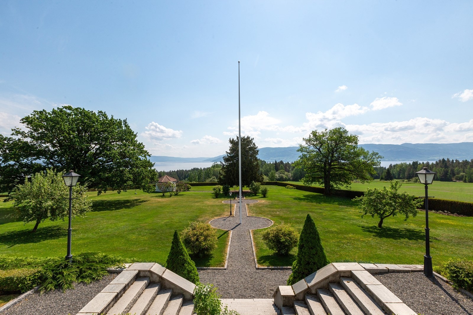 Eiendommen Kolbjørnrud er en meget godt vedlikeholdt landbrukseiendom med et flott parkmessig hageanlegg Galleribilde