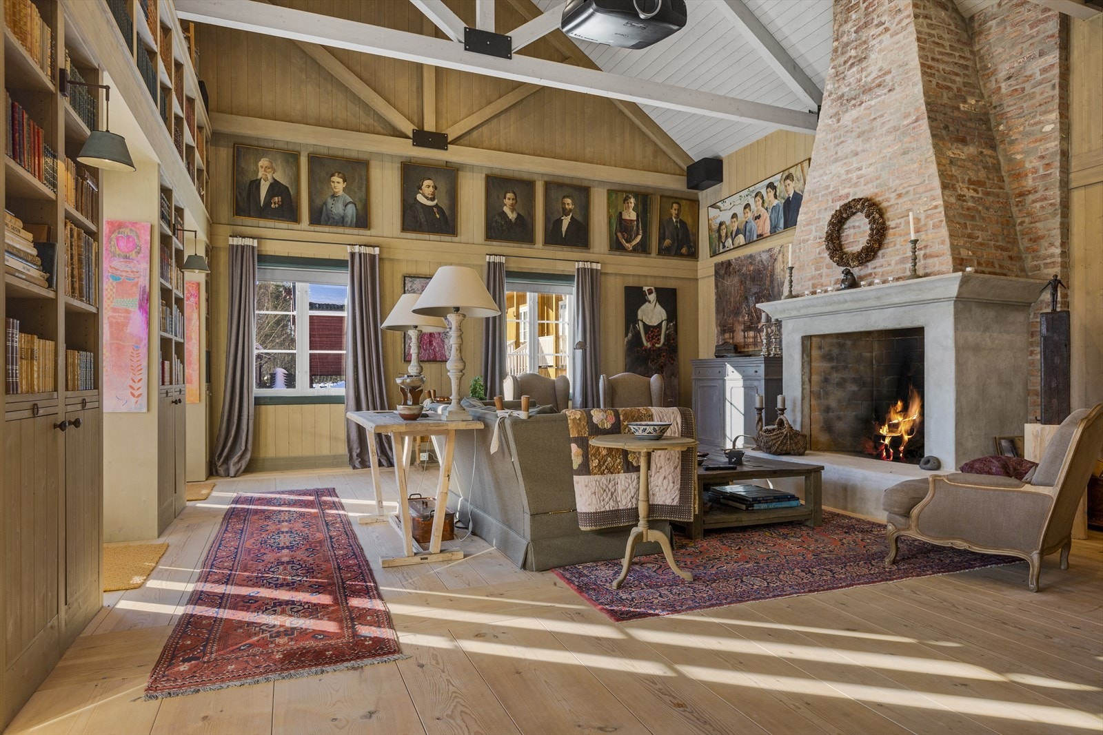 Gildehallen er utformet i samsvar med stilen som er naturlig på en landbrukseiendom Galleribilde