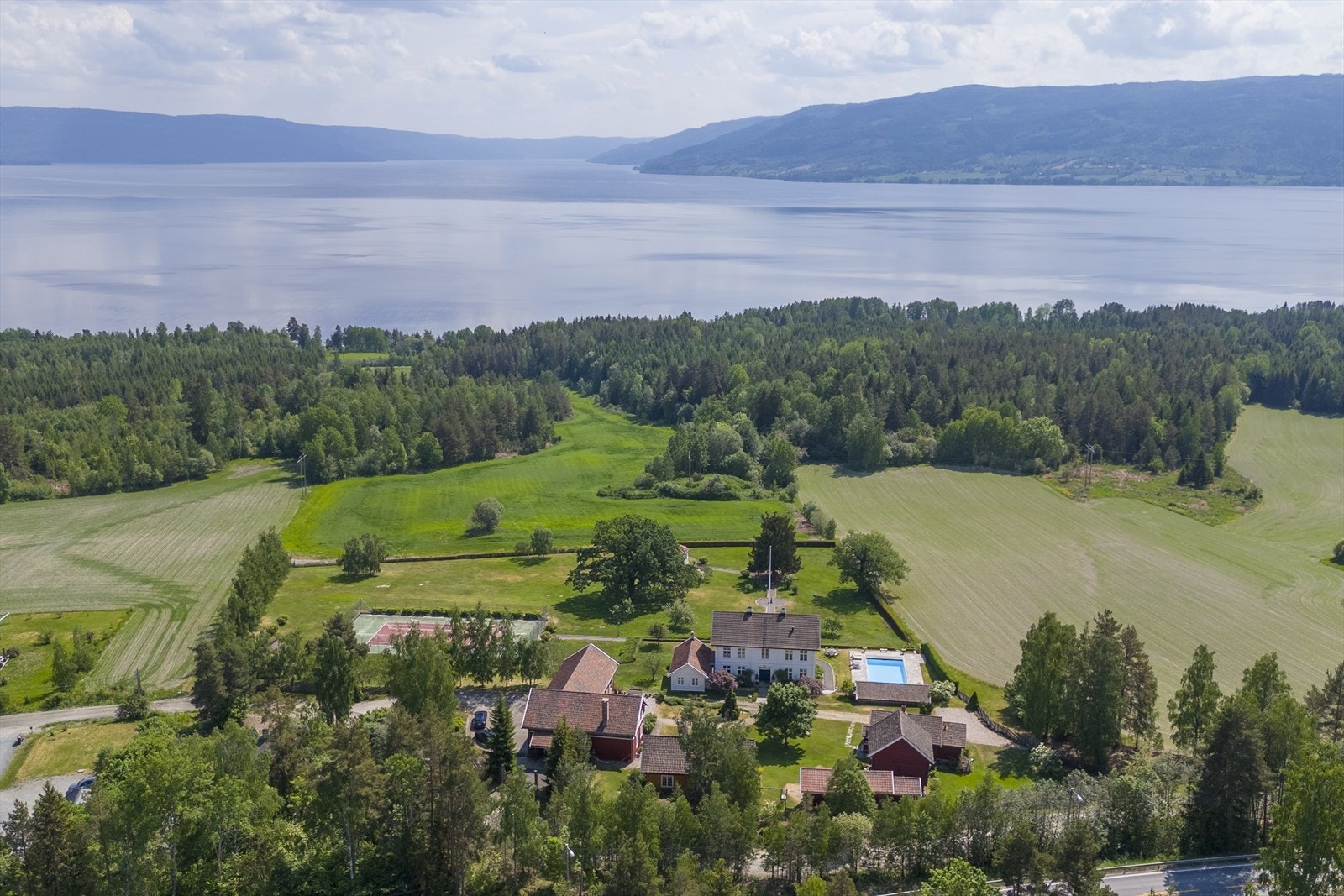 Oversiktsbilde med Tyrifjorden i bakgrunnen Galleribilde