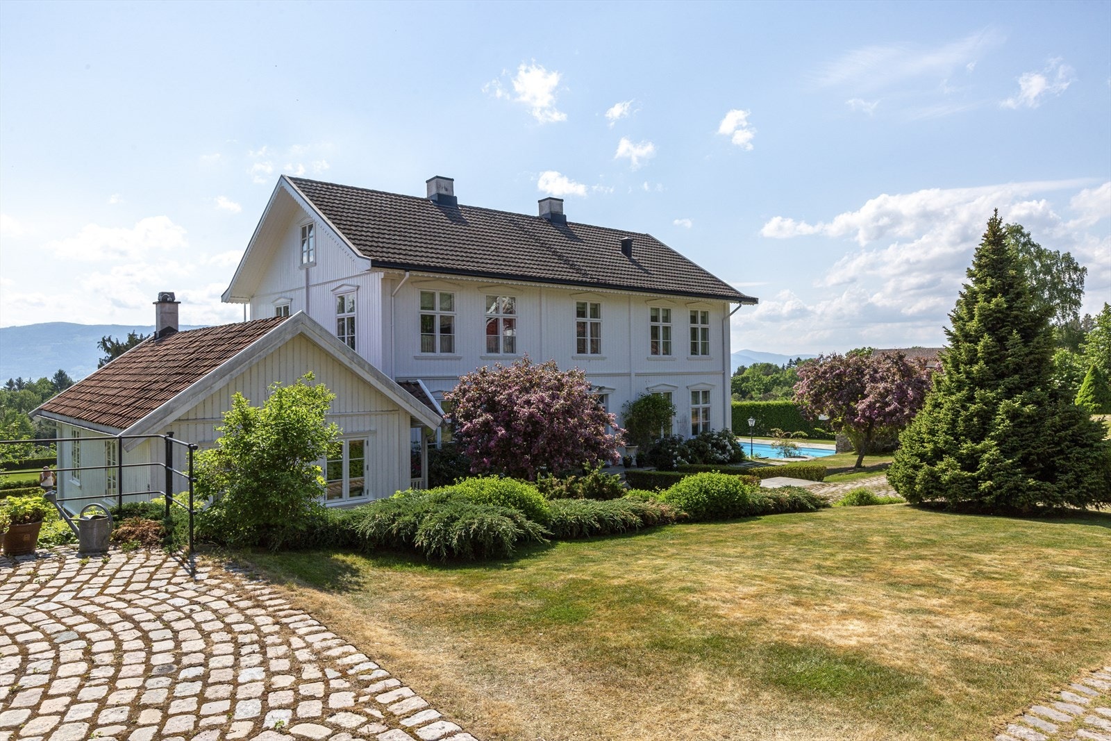 Tilbygget på hovedhuset er utformet i samarbeid med Riksantikvaren for å ikke ødelegge helhetsinntrykket av hovedhuset og tunet Galleribilde