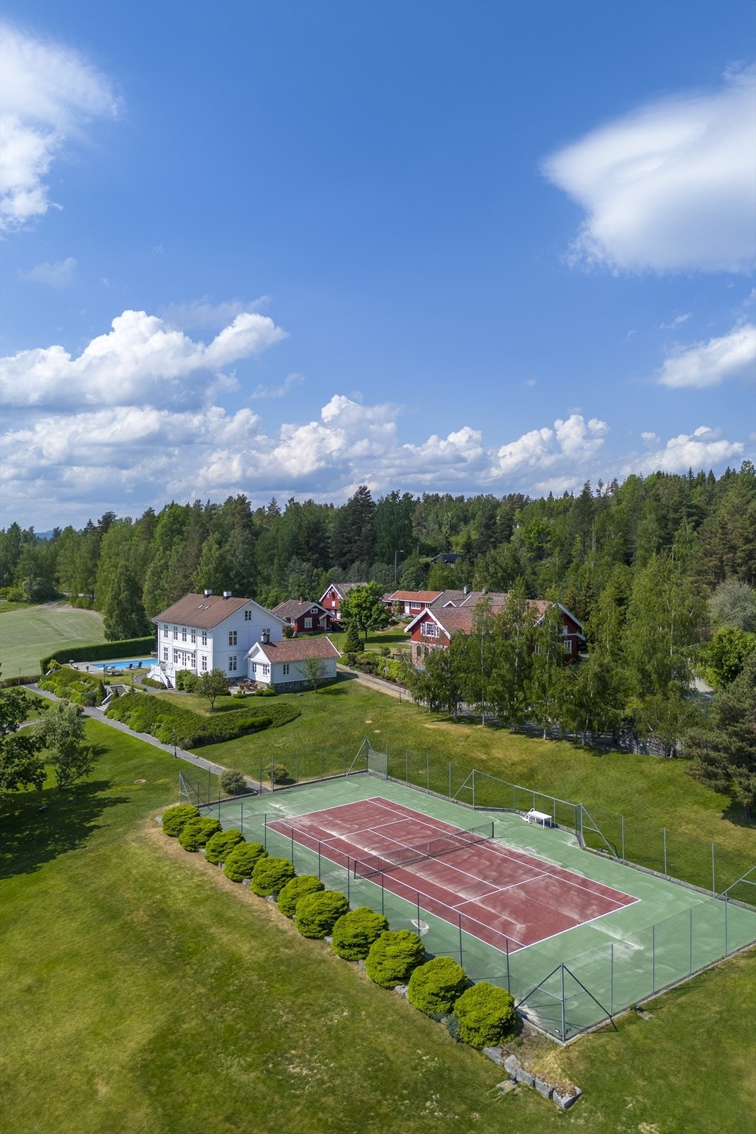 Tennisbanen er inngjerdet Galleribilde