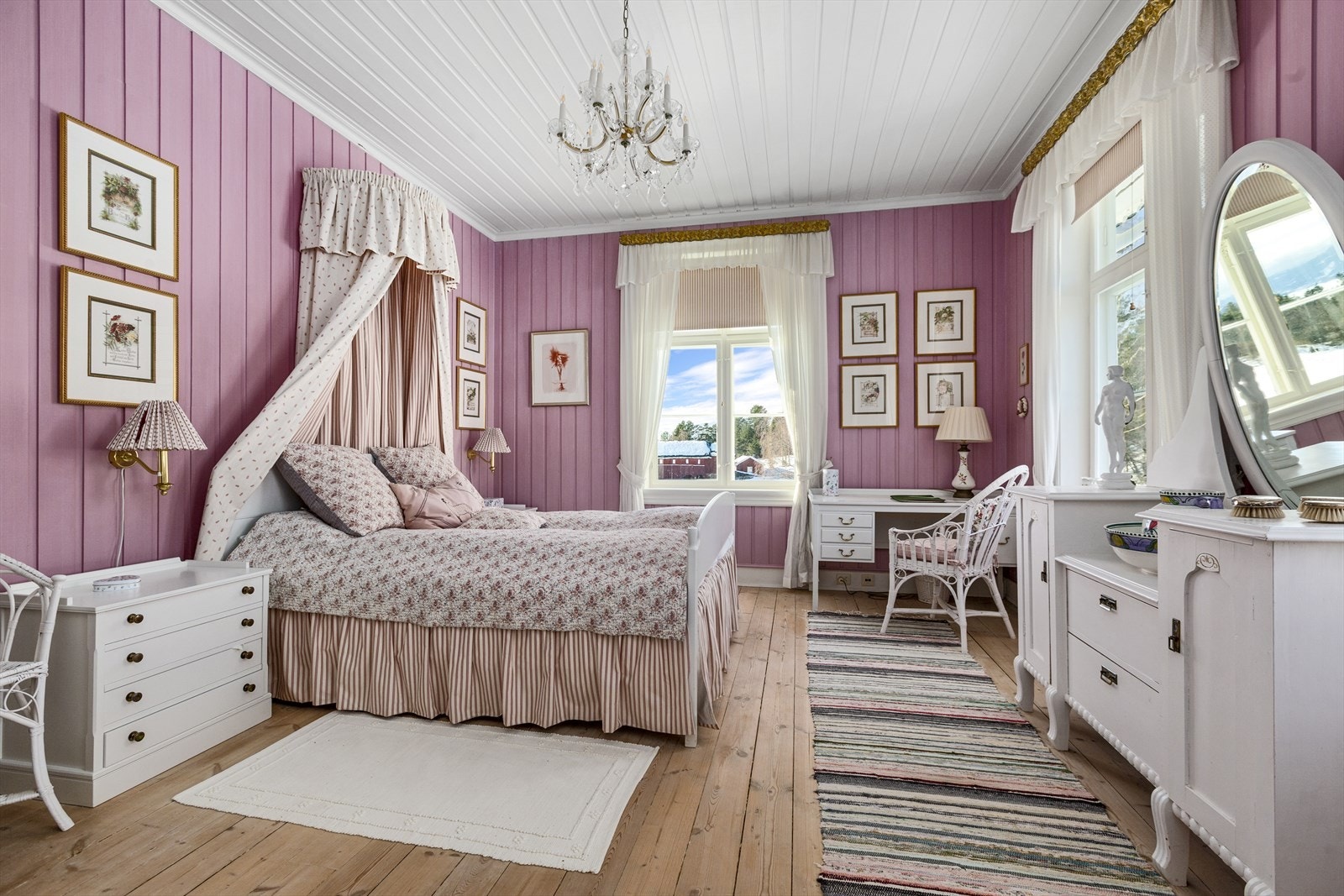 Topp moderne bolig i gammel stil. Her bilde fra et hyggelig pikeværelse Galleribilde