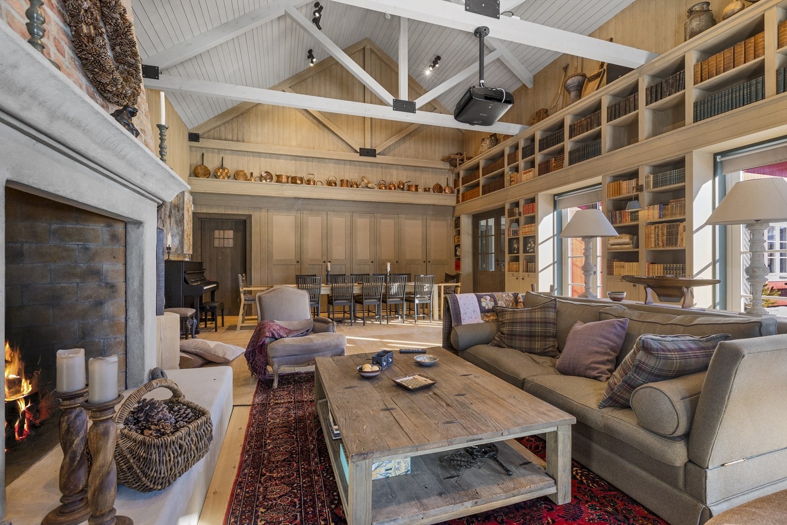 Gildehallen har stor takhøyde og en stor peis Galleribilde