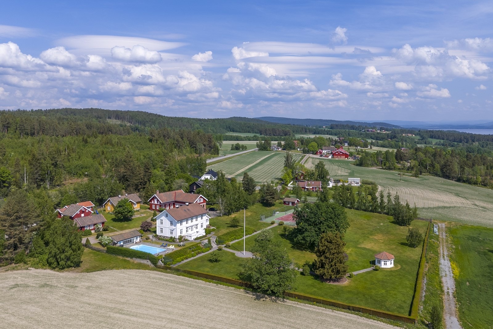Eiendommen Kolbjørnrud er en meget godt vedlikeholdt landbrukseiendom med et flott parkmessig hageanlegg Galleribilde