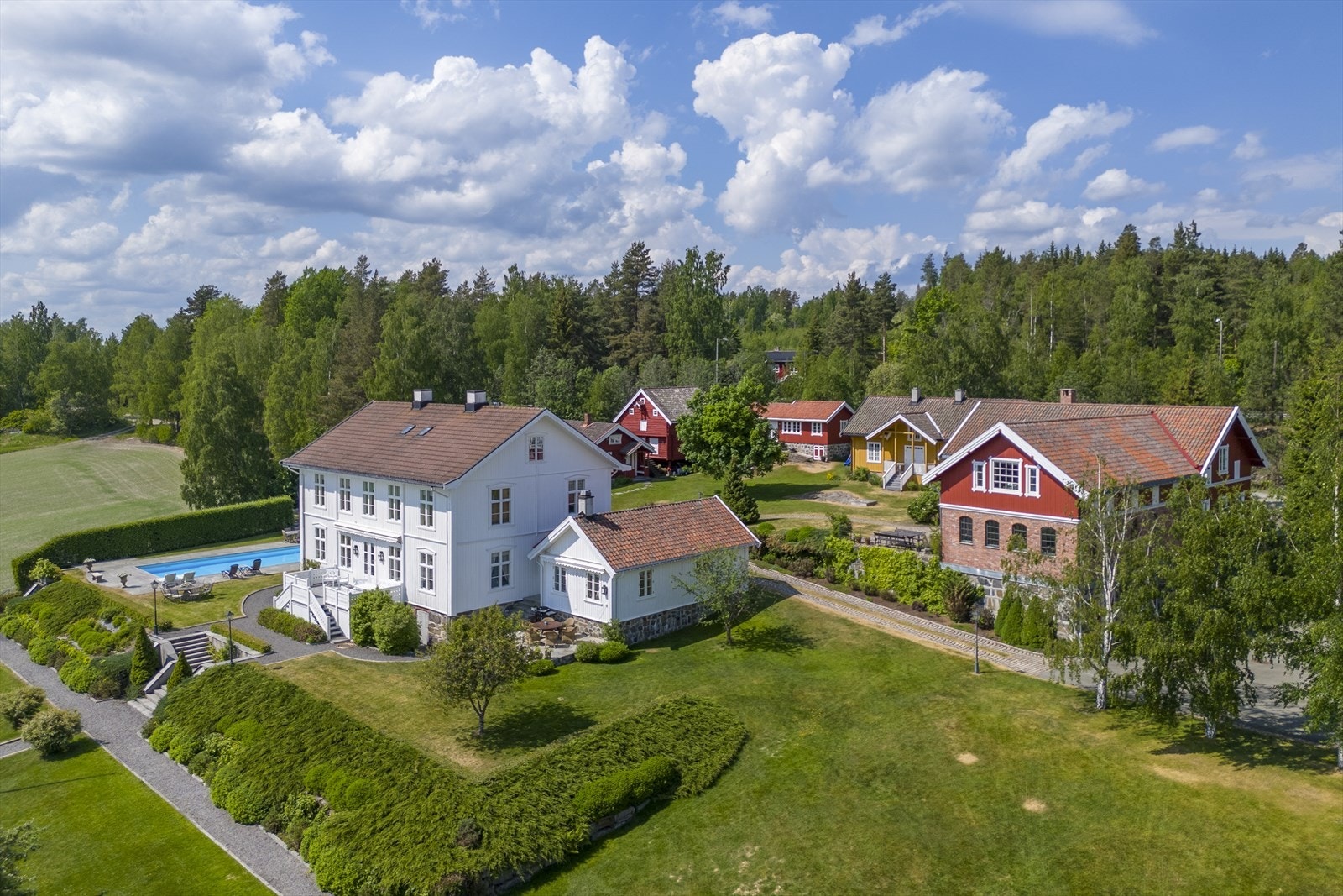 Det er en fin spasertur over egen eiendom ned til fjorden Galleribilde