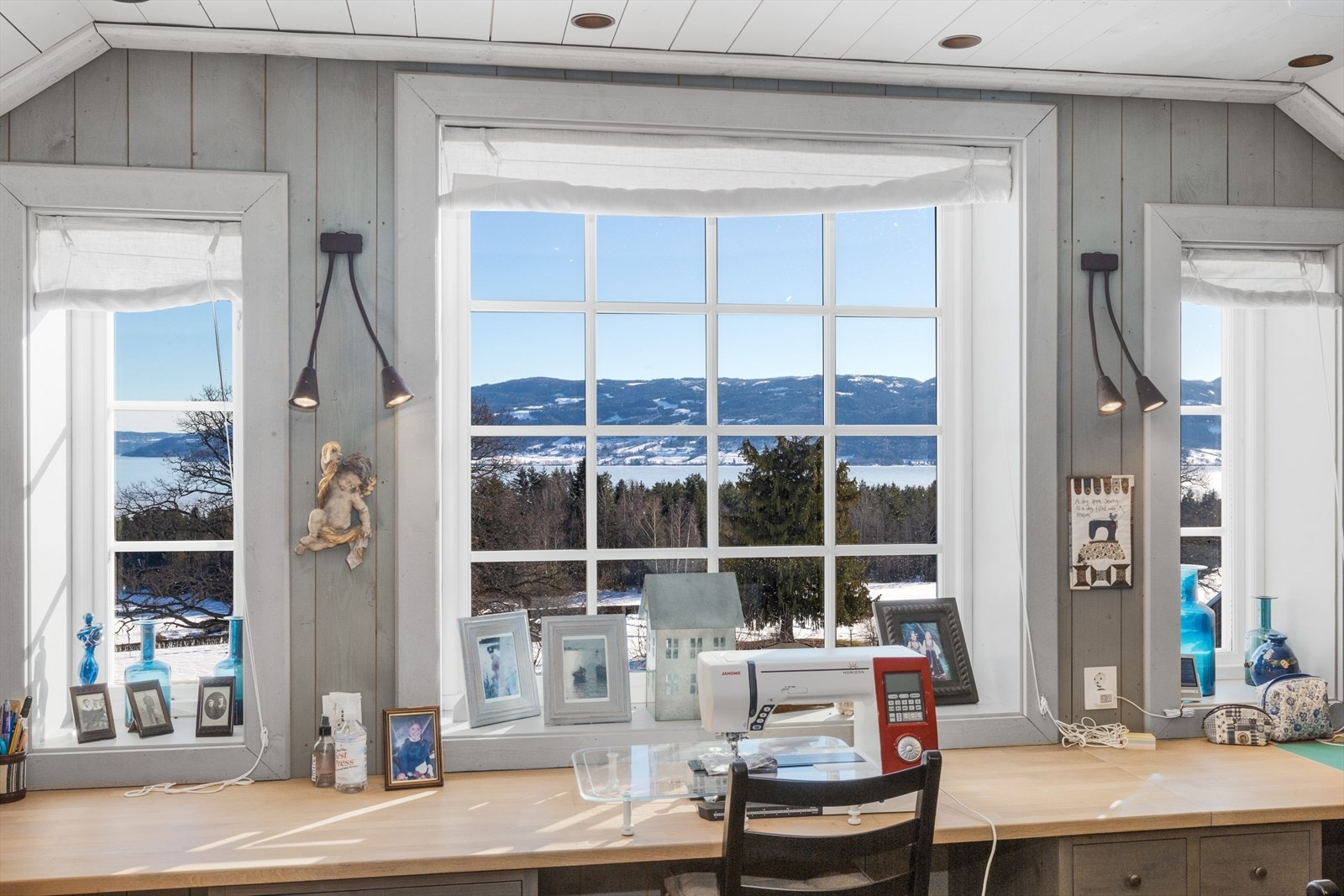 Syrom-/atelier i 2 etasje på låven med flott utsikt til Tyrifjorden Galleribilde