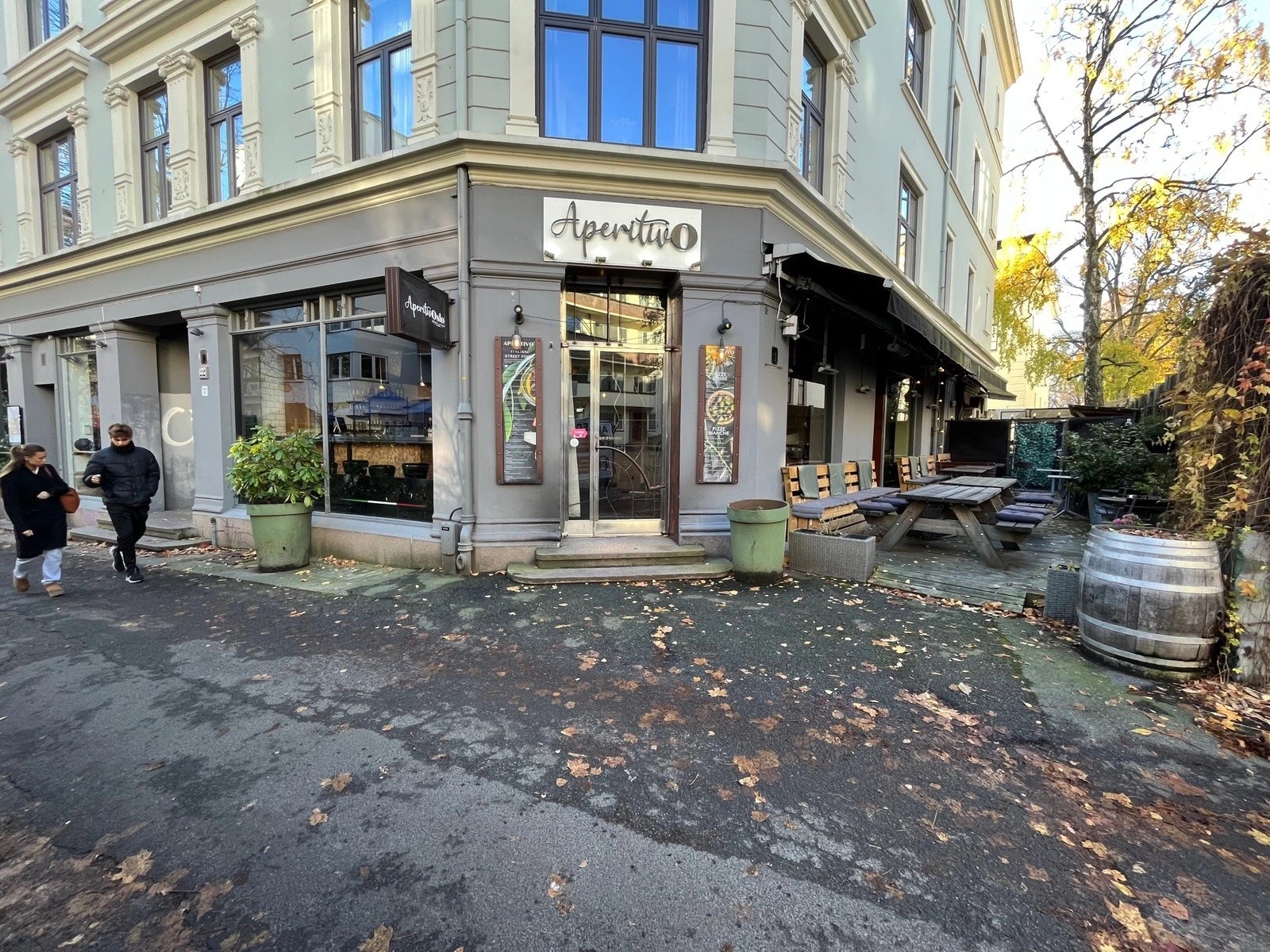 Velkommen til Hegdehaugsveien 22 - et populært hjørnelokale med mulighet for stor uteservering Galleribilde