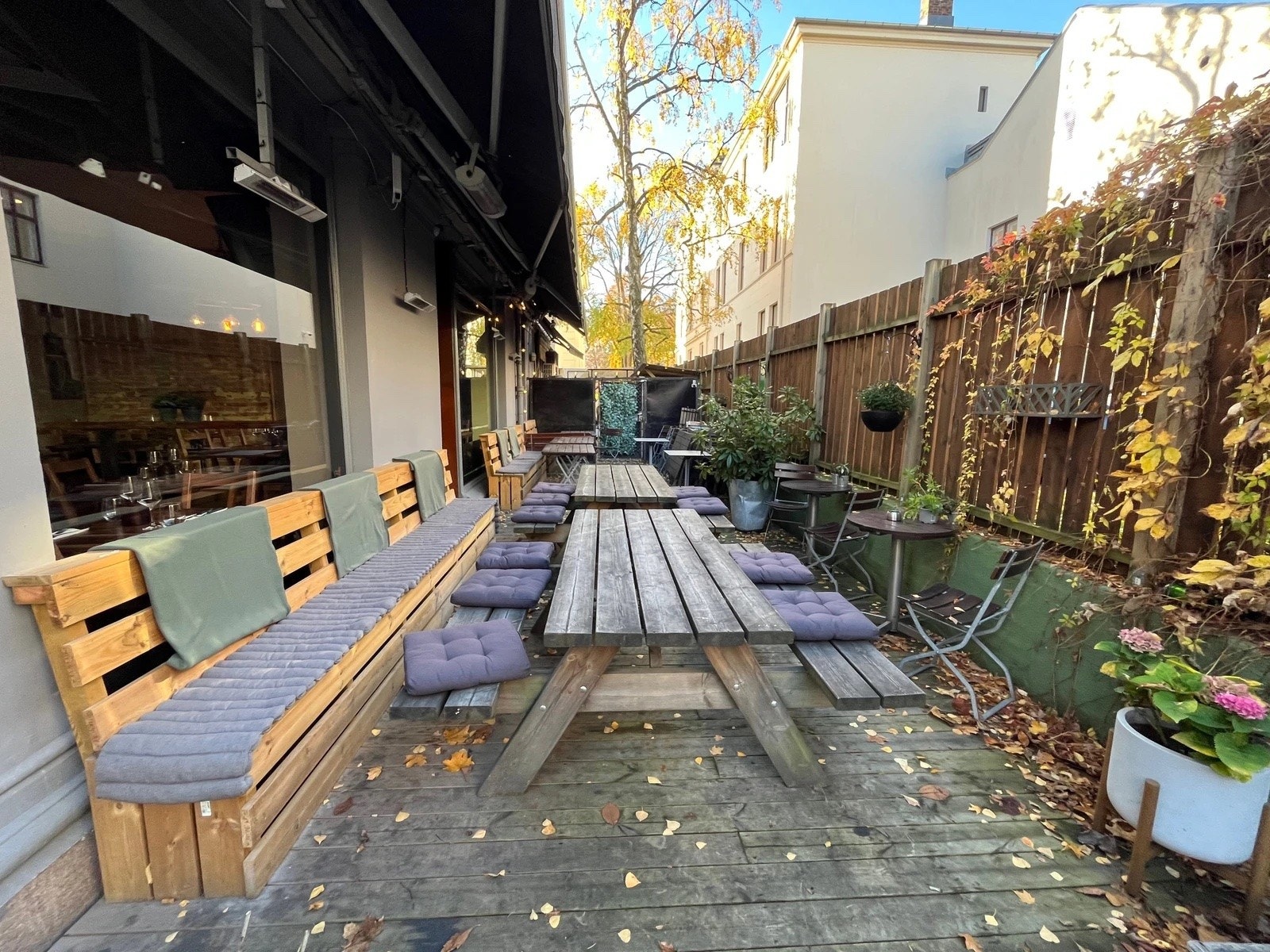 Stor og koselig uteservering med varmelamper, som kan brukes hele året. Galleribilde