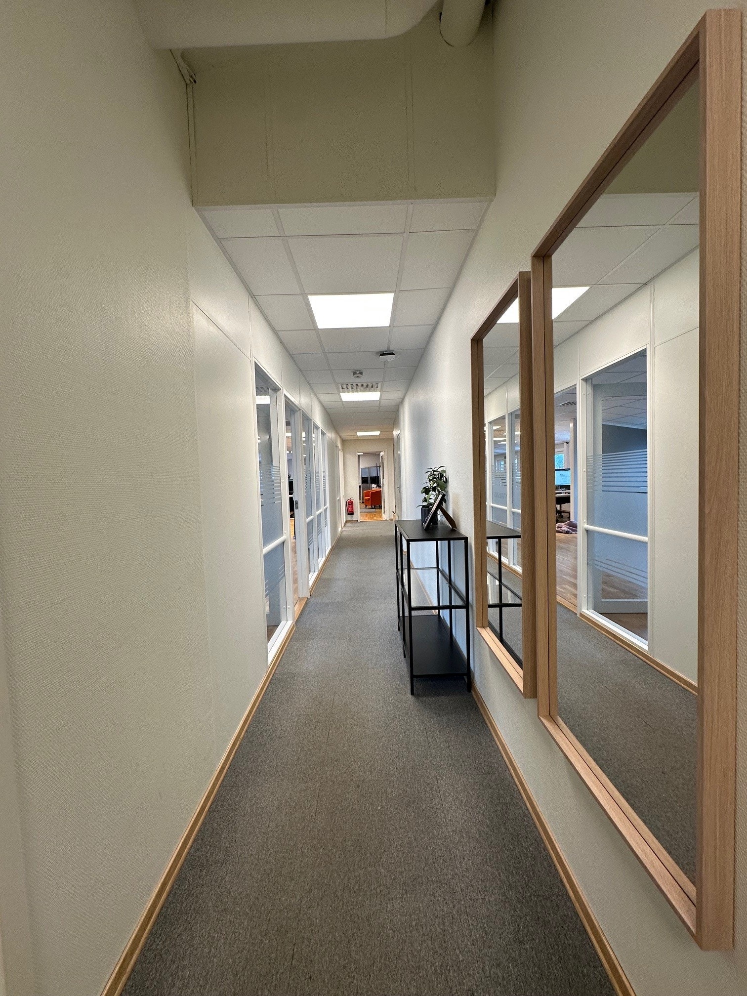 Inngang fra Sjøgata. Det er også en inngang fra bakgården, som kan brukes som personalinngang. Galleribilde