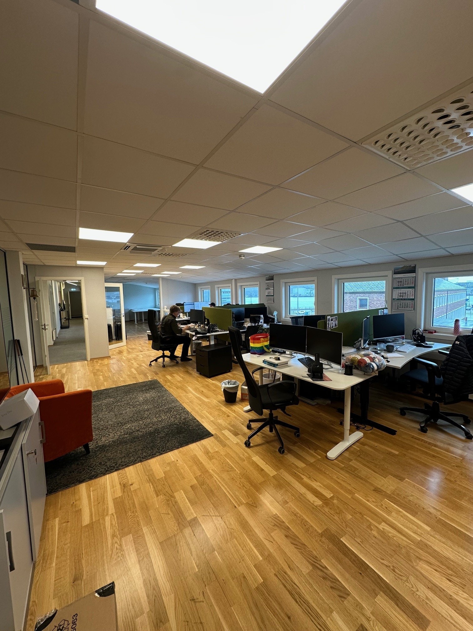 Åpent kontorlandskap som fint rommer 10-15 personer Galleribilde