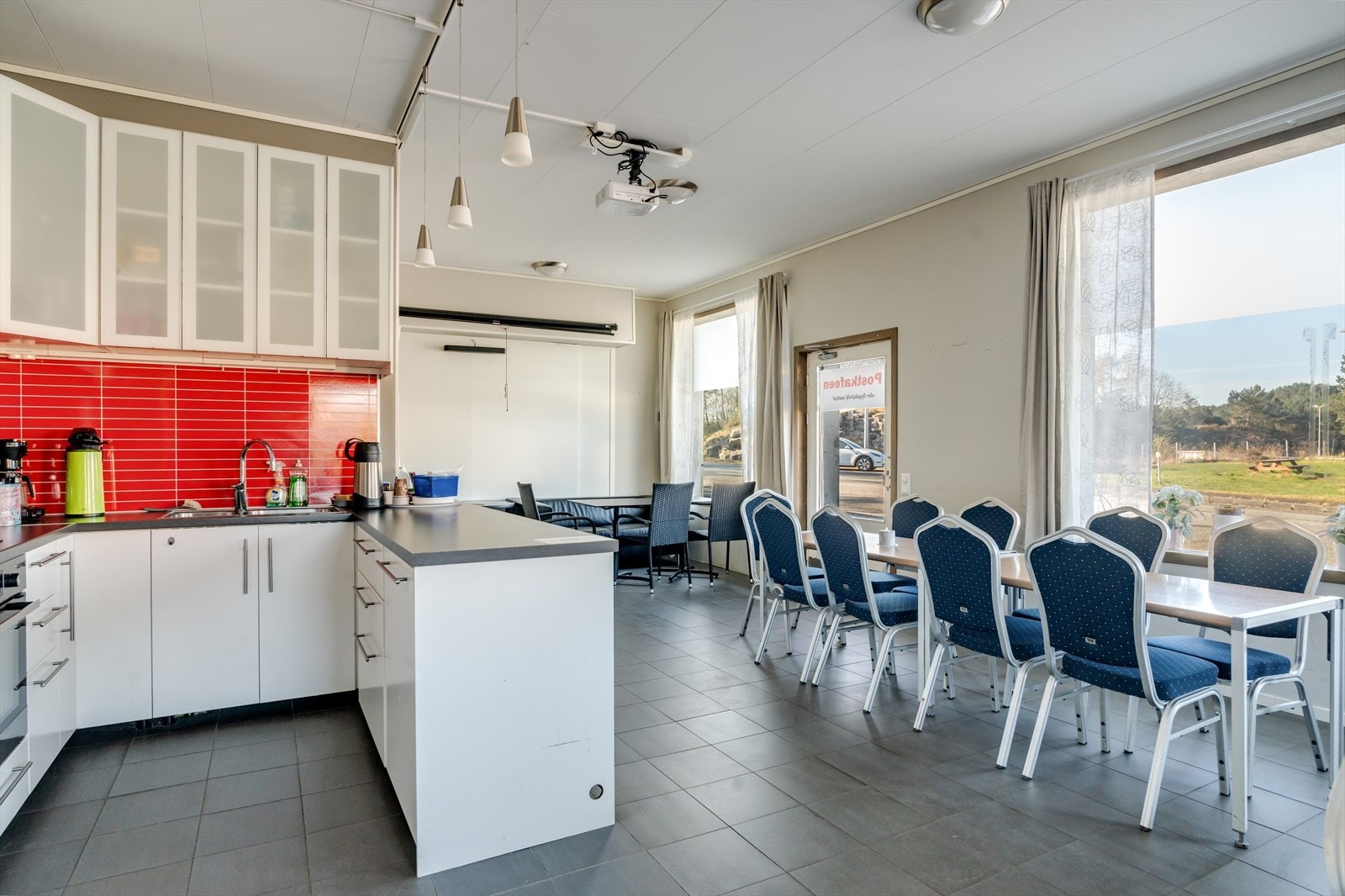 Oppholdsrom med kjøkkenkrok Galleribilde