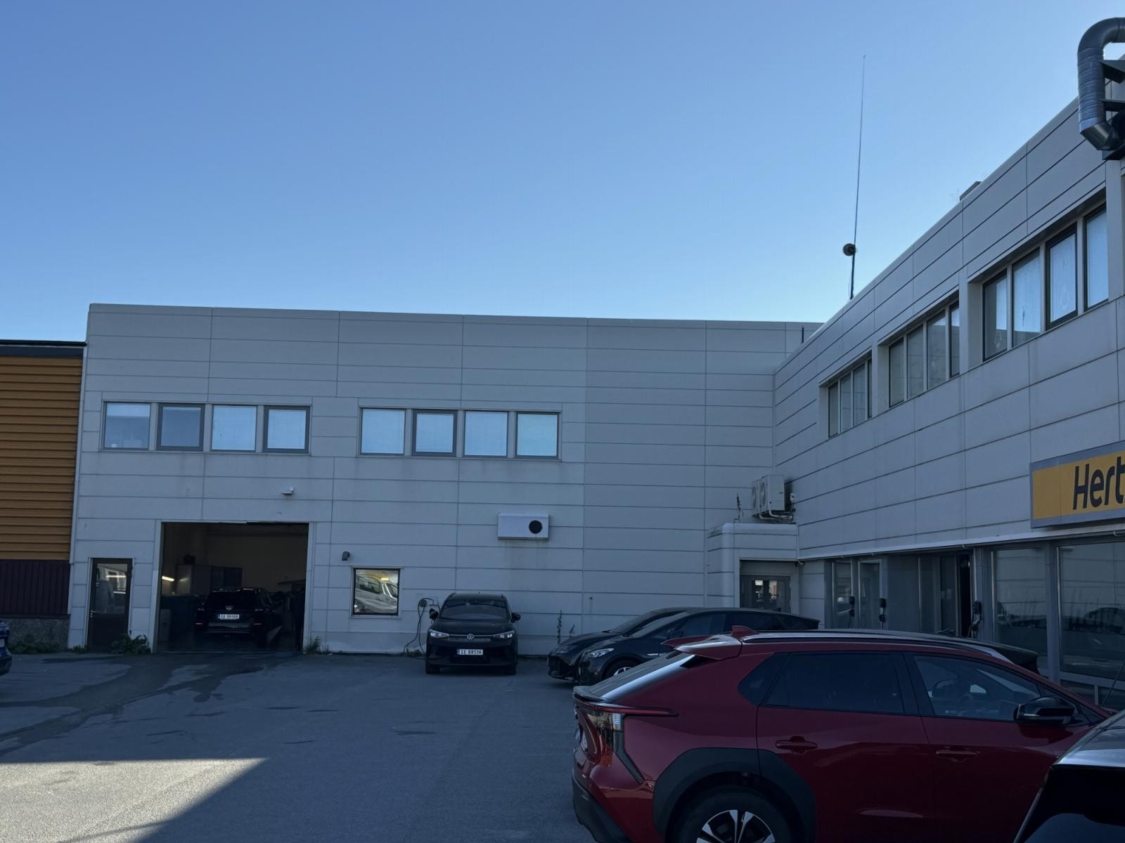 Port til vaskehall og sideinngang for 1 og 2 etg. Galleribilde