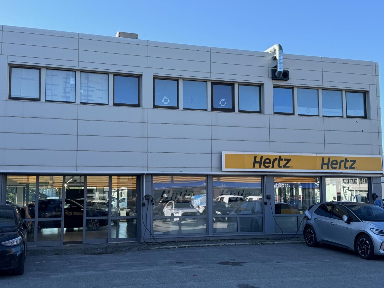 Sideinngang Hertz bilutleie. Galleribilde