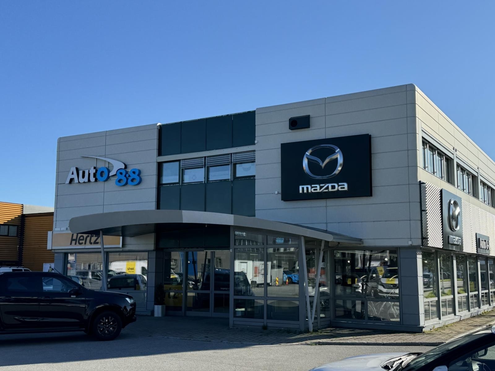 Inngang bilbutikk og Hertz bilutleie. Galleribilde