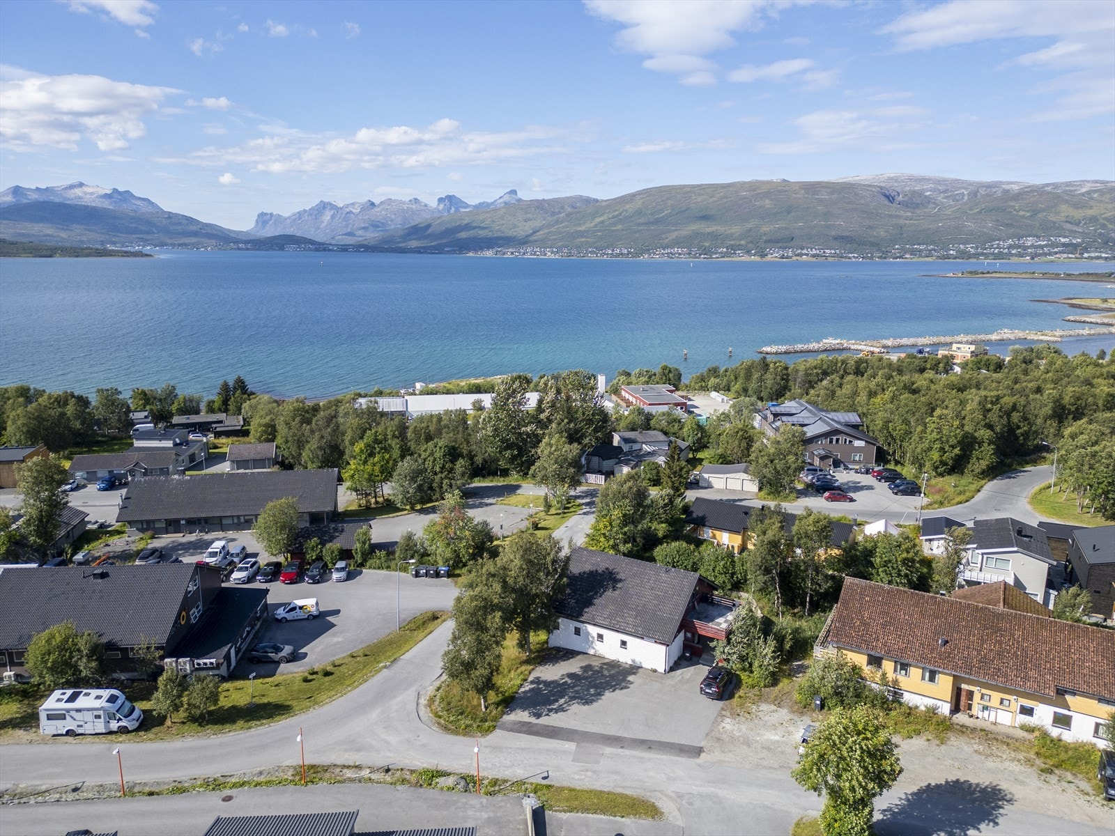 Stor asfaltert parkering Galleribilde