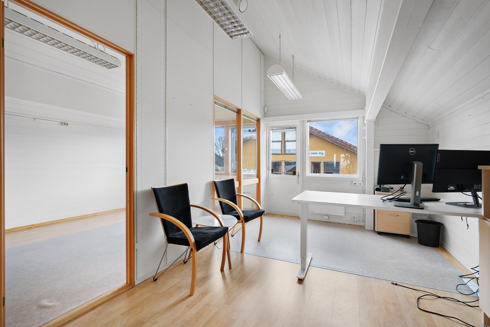 Kontor 2 etasje med utgang til veranda Galleribilde