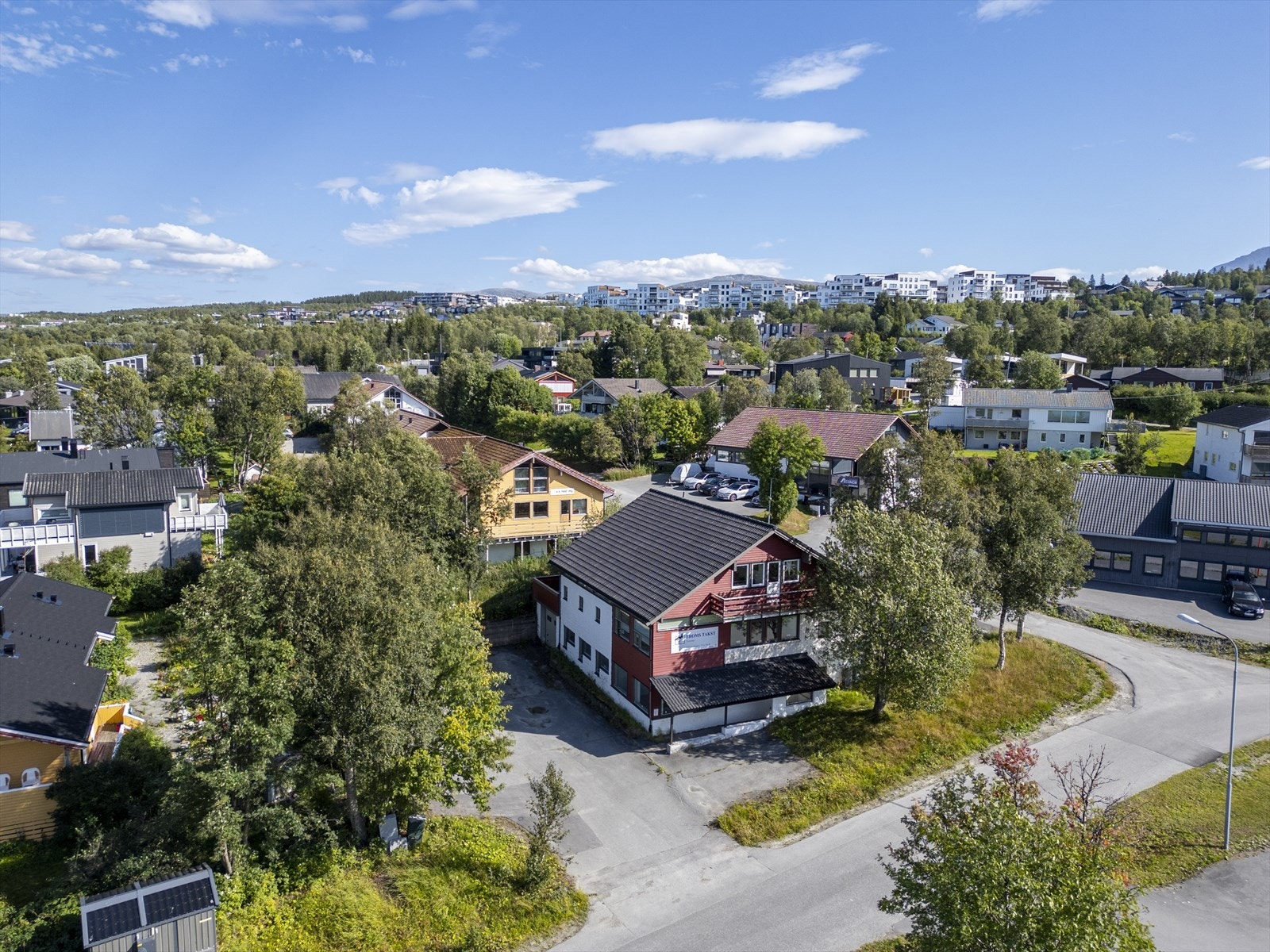 Stor parkering på begge sider av bygget Galleribilde