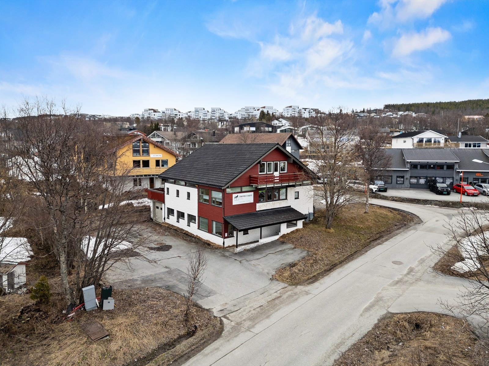 Fasade fra nersiden, parkering på begge sider av bygget Galleribilde