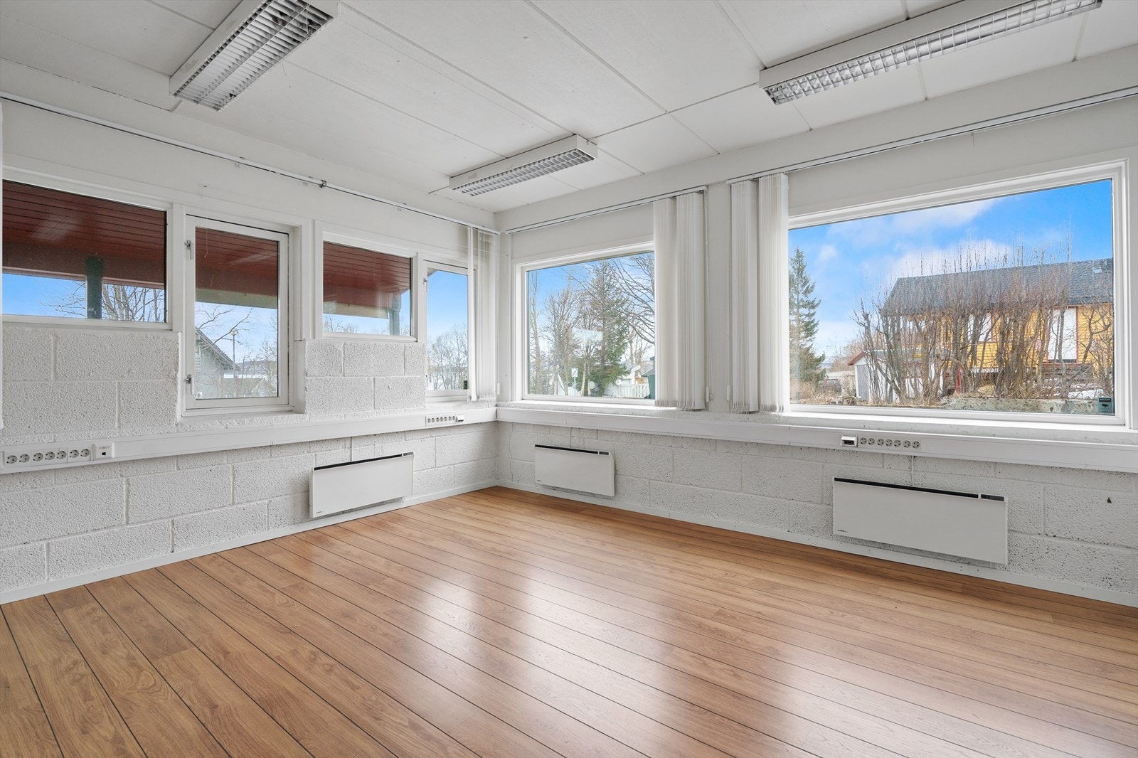 Store kontorer med mye vinduer Galleribilde