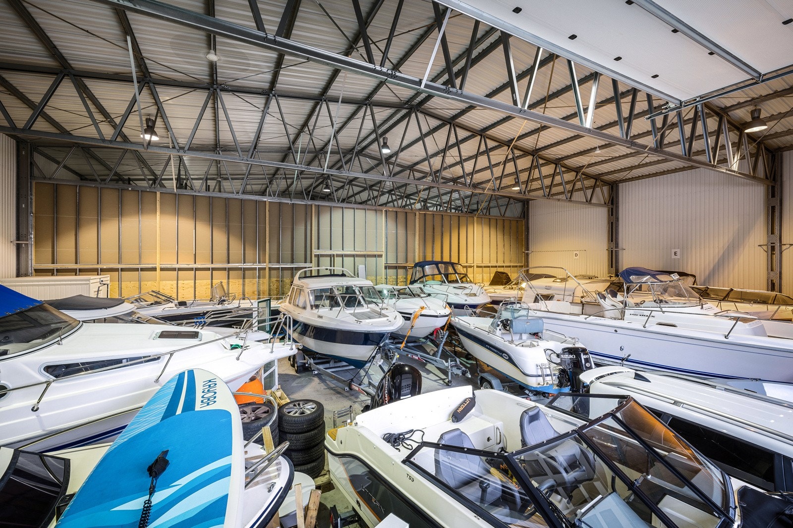 Bygget avdelt med lettvegg på midten. Hver av delene har egen kjøreport. Galleribilde