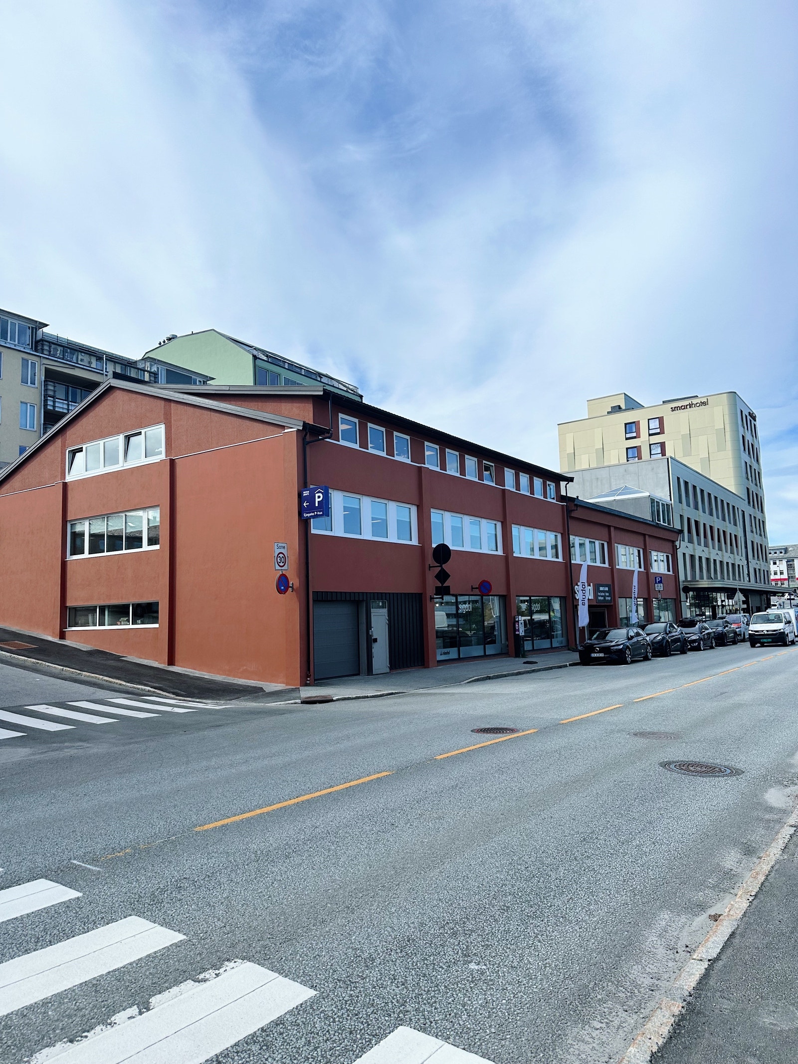 Fasade. Vinduene tilhørende det ledige kontorarealet sees i tredje etasje fra ca midt på bygget til kortsiden mot kamera. Galleribilde