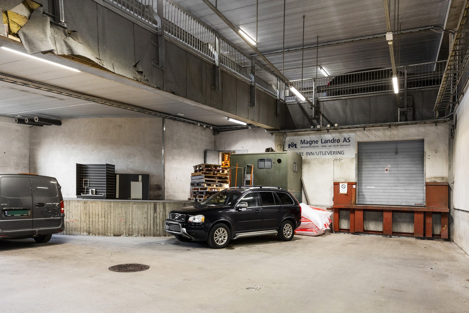 Kjøreport med rampe til lager. Galleribilde