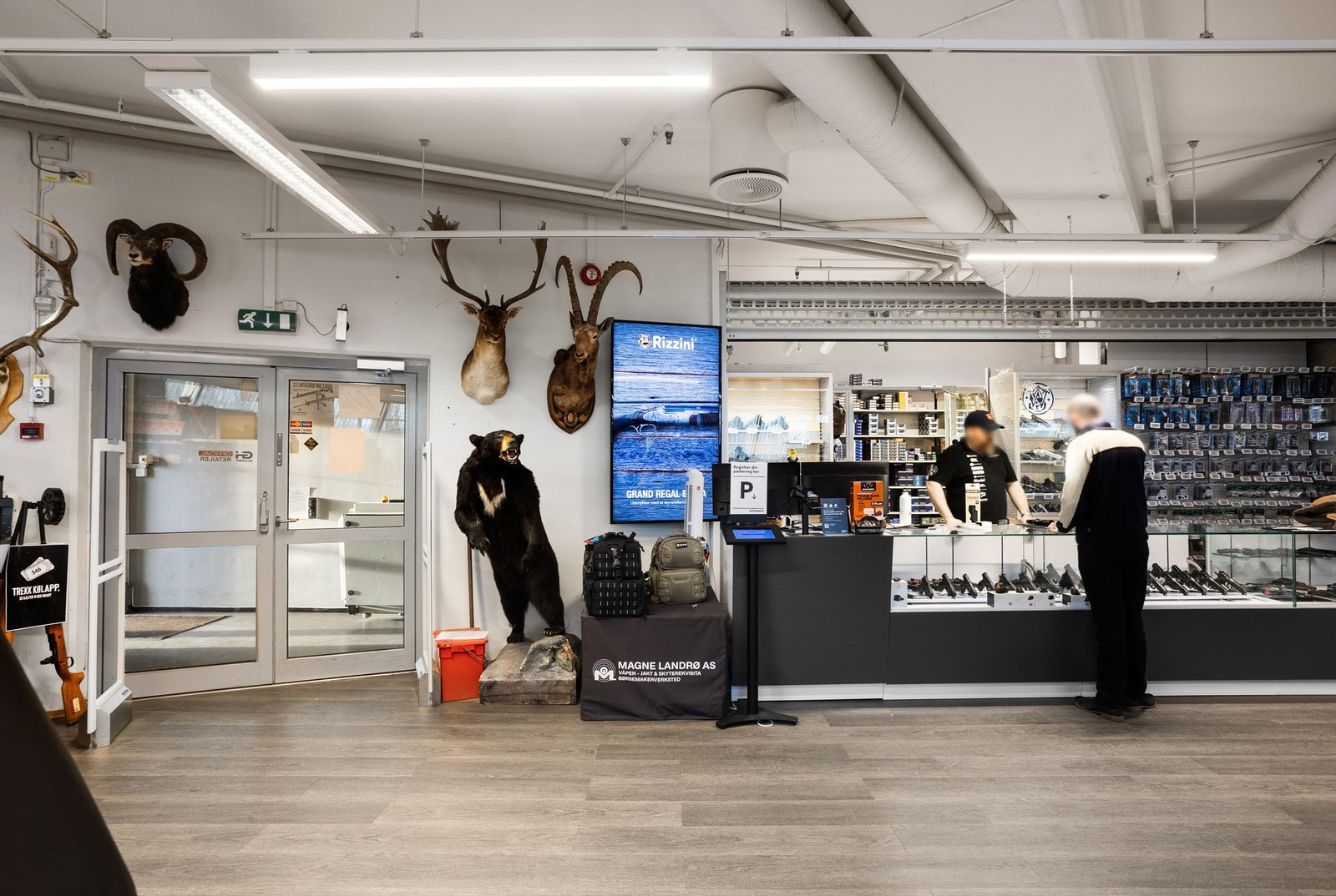 Hovedinngang forretningslokale. Galleribilde
