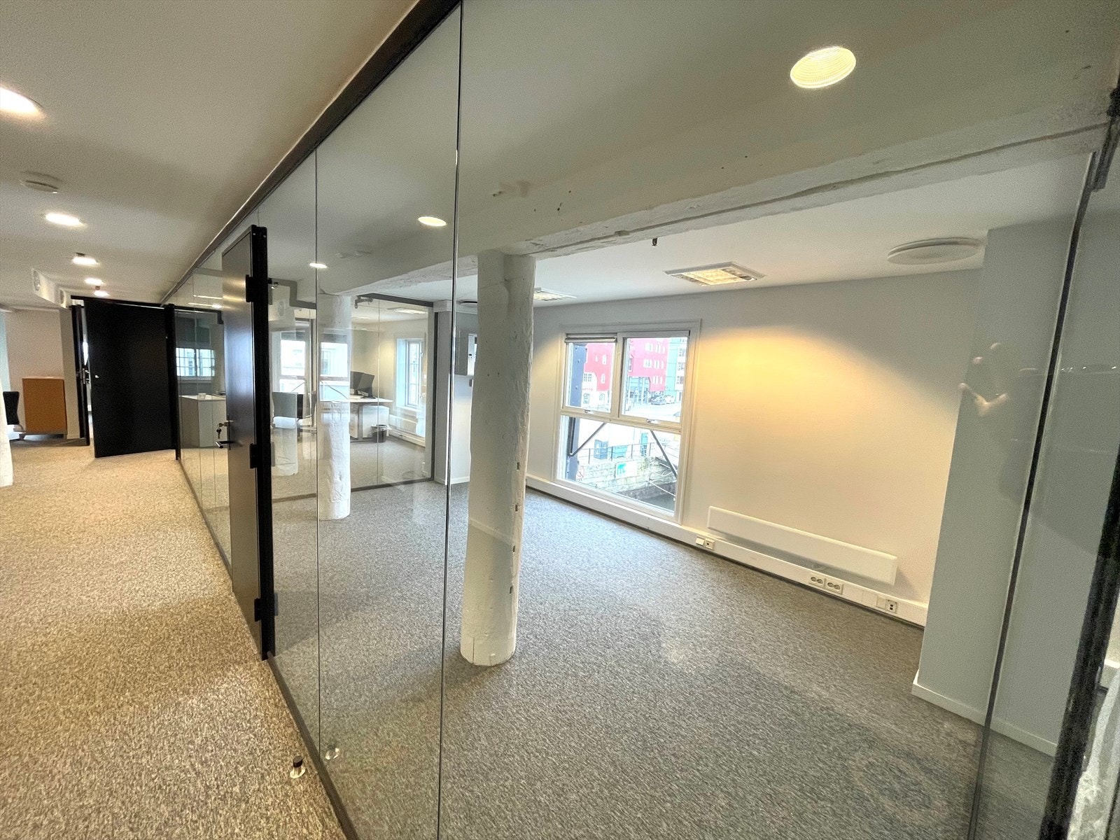 Kontorene er avdelt med glass.jpg Galleribilde