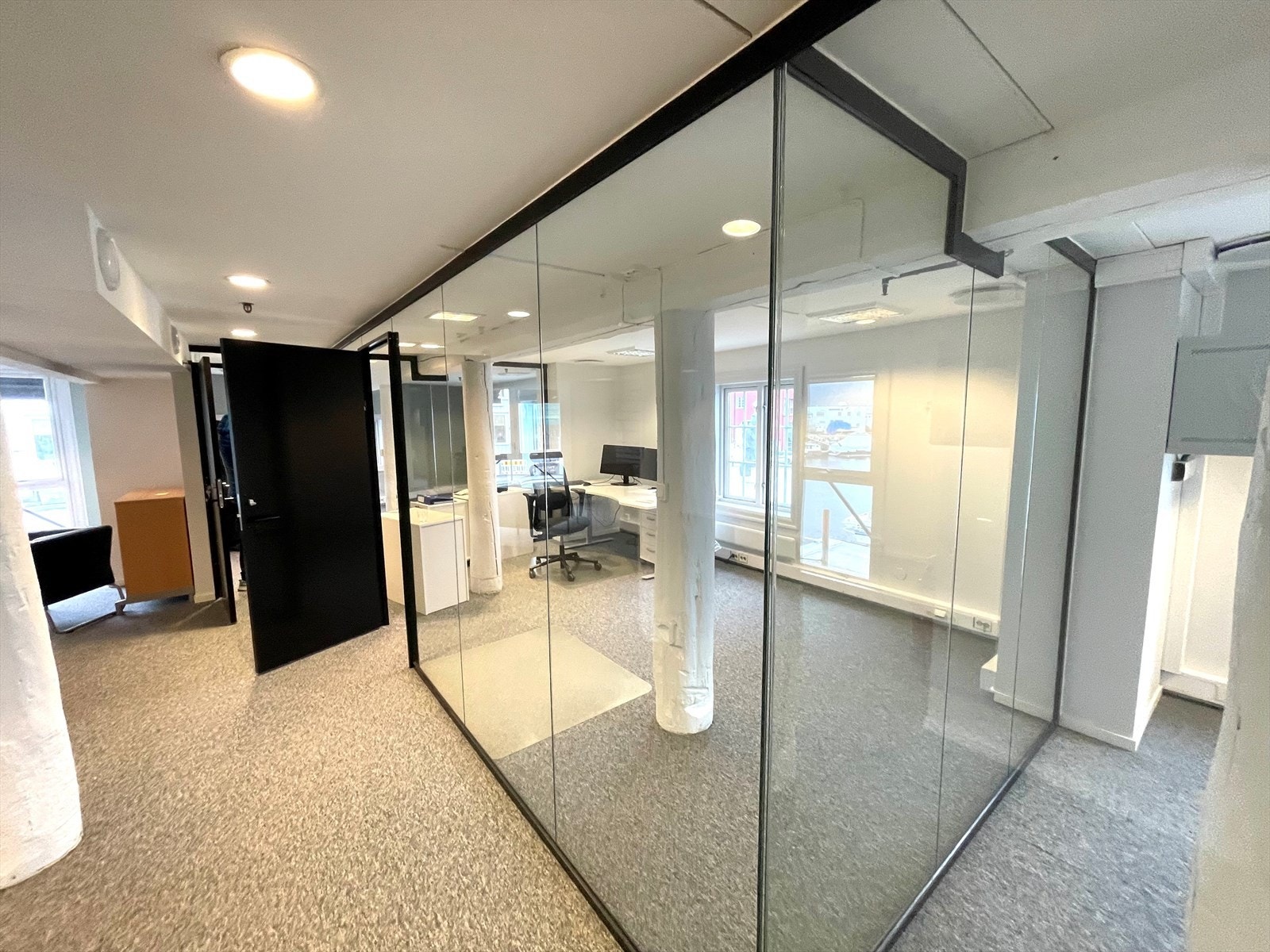 Renovert i 2022 med mye glass Galleribilde