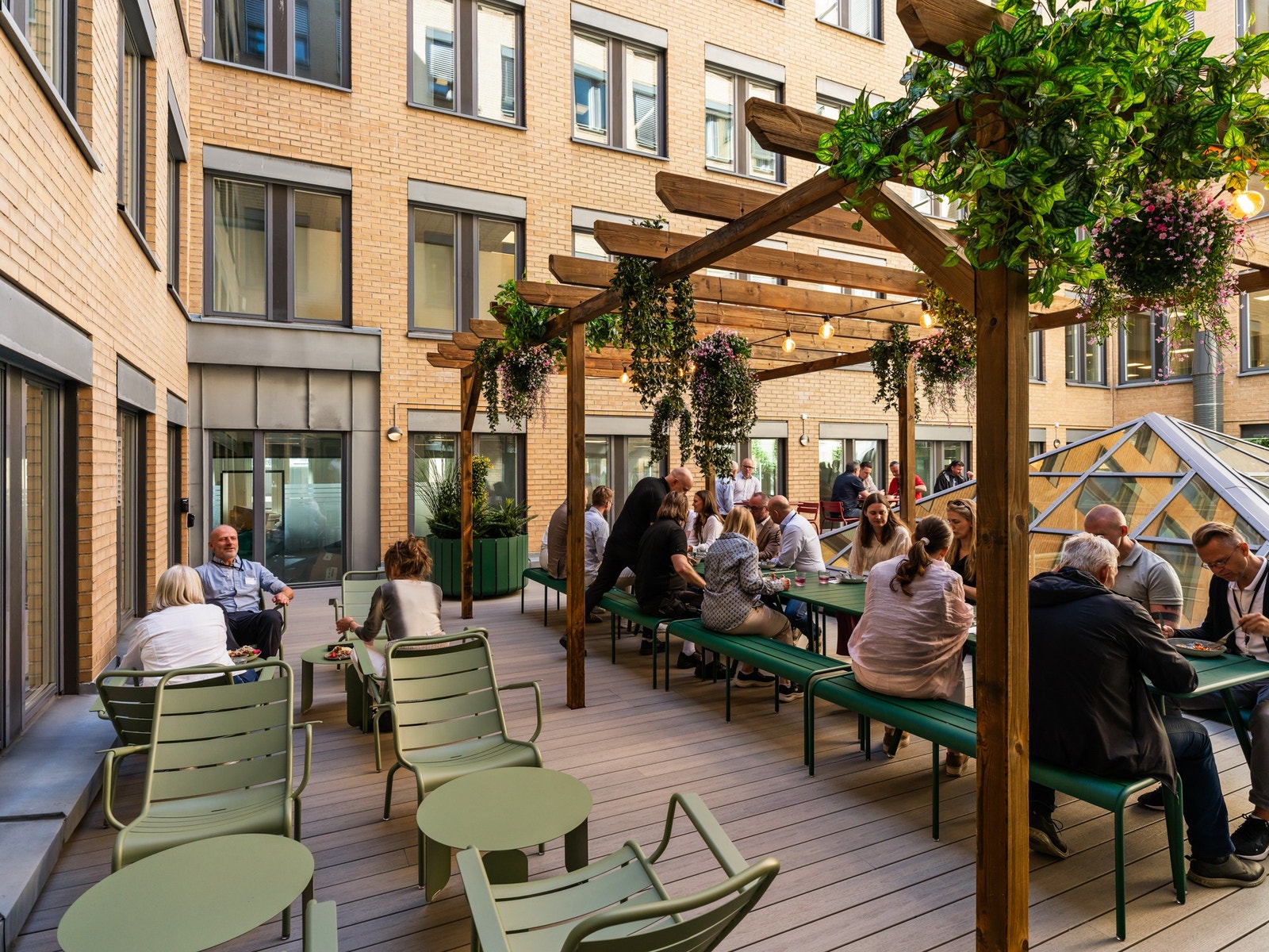 Uteområdet er spesialt fint med grønne planeter og pergola Galleribilde