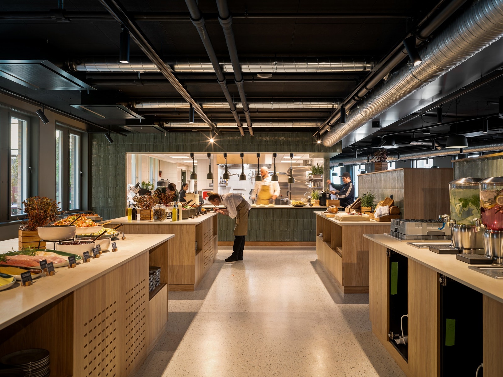 Fantastisk ny personalrestaurant med flott uteområde og sosialsone Galleribilde