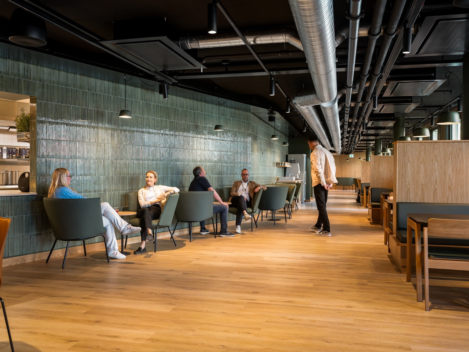 Ta en uformell prat med dine kollegaer i personalrestauranten Galleribilde