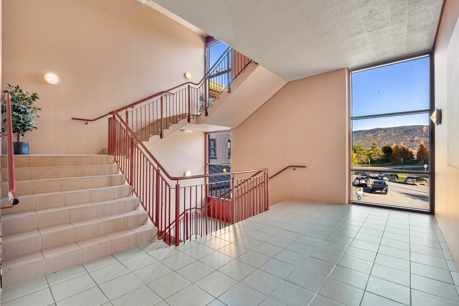 Trappegang ned mot parkeringsplass Galleribilde