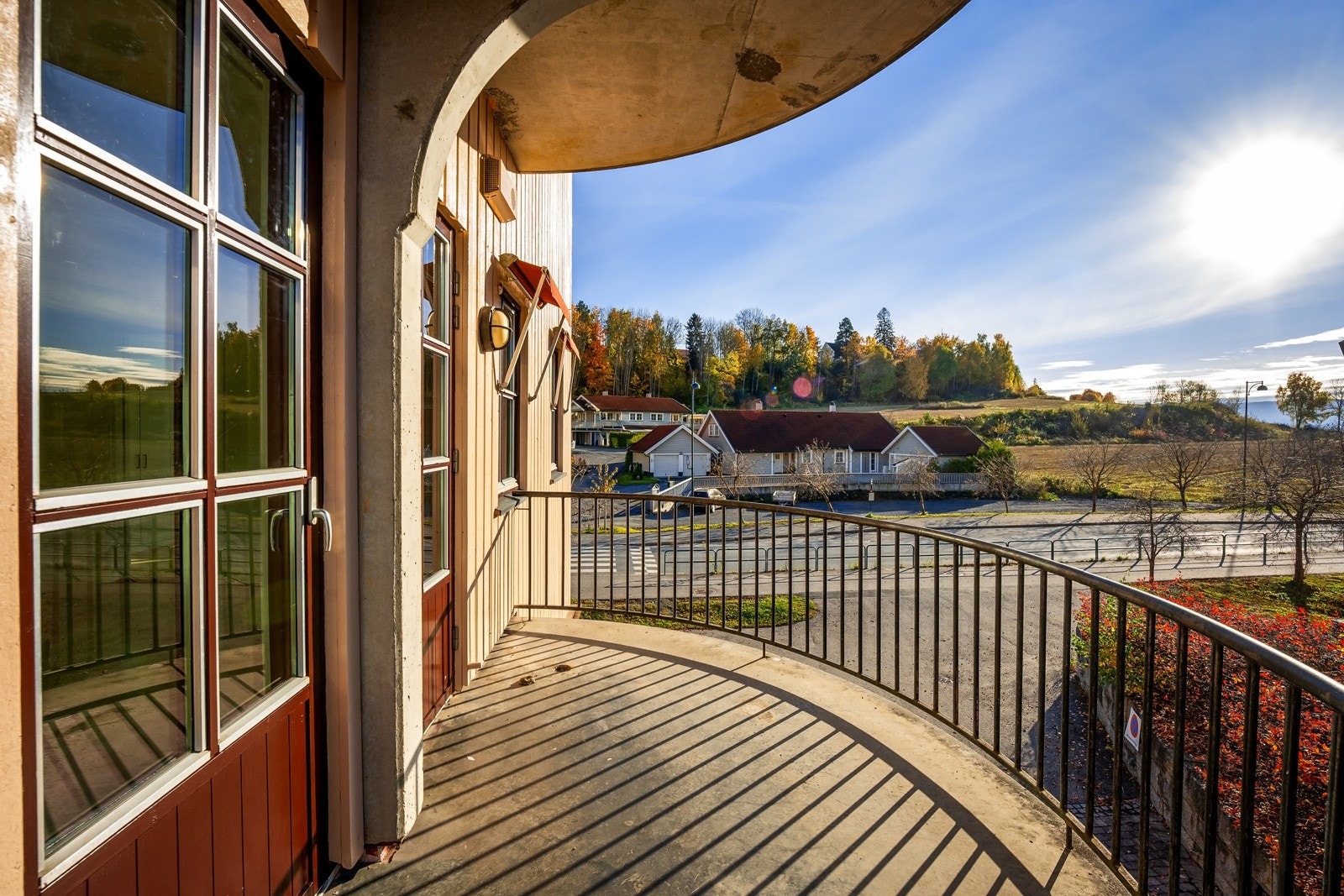 Fra stuen er det utgang til en hyggelig solrik balkong. På balkongen er det god plass til utemøbler, blomster e.l. Galleribilde