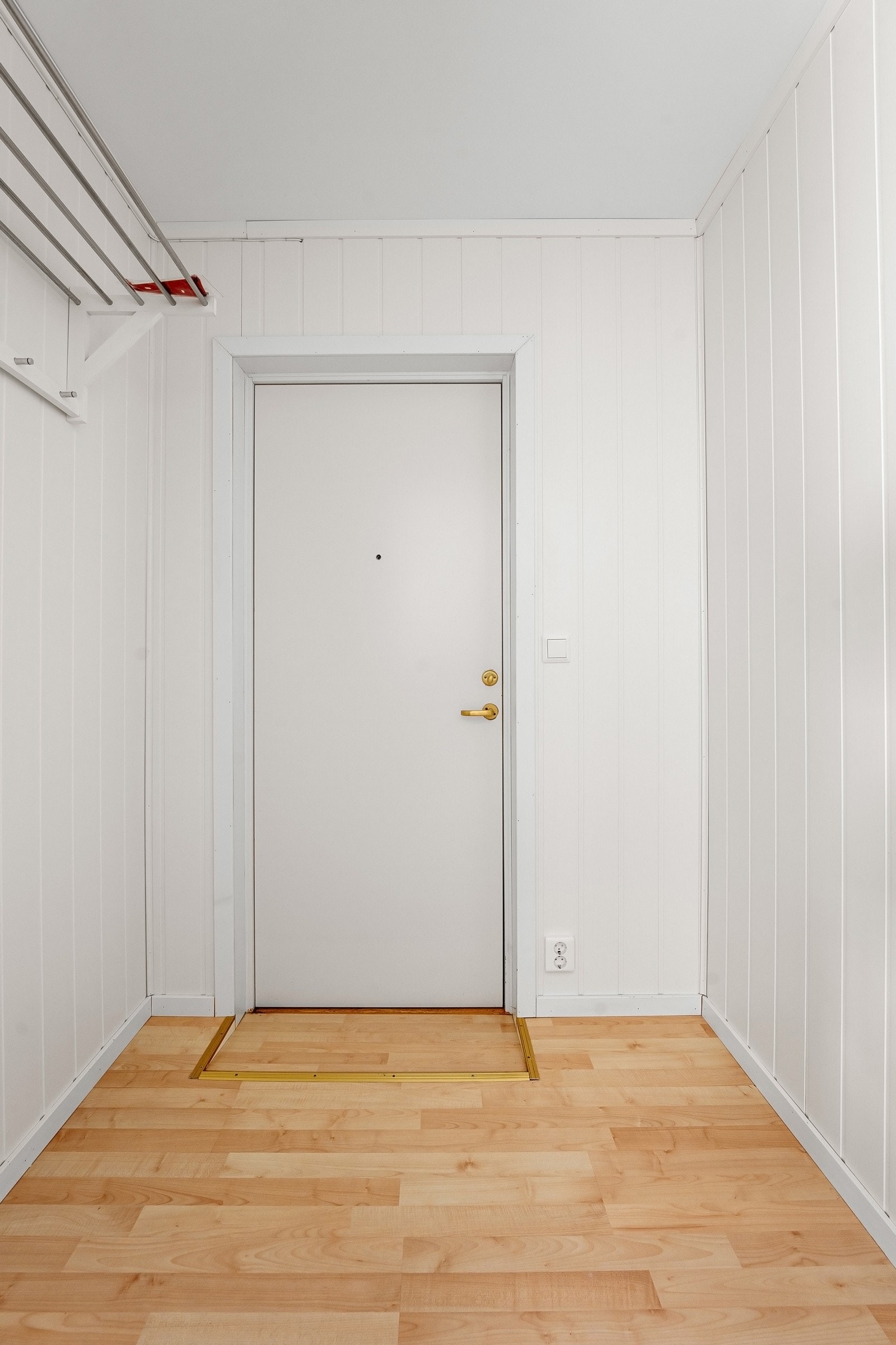 Innbydende lys og romslig hall. Her er det plass til å henge fra seg jakker og sette fra seg sko. Galleribilde