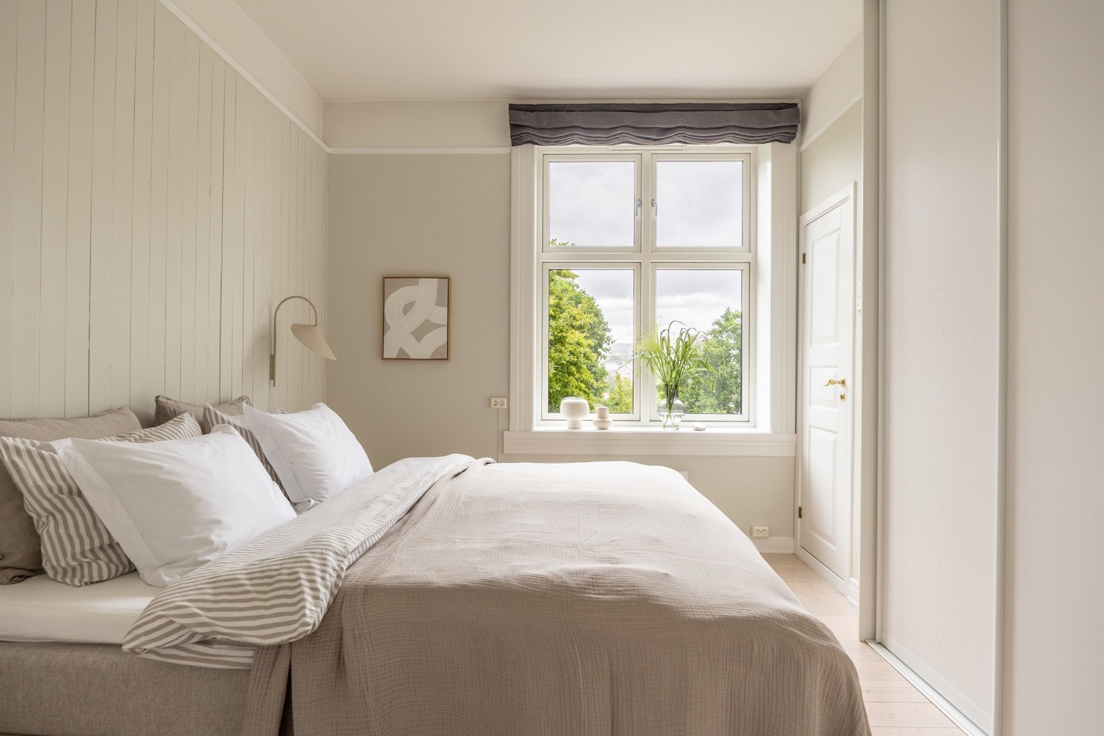 Leilighetens soverom er av god størrelse med plass til stor dobbeltseng. Galleribilde