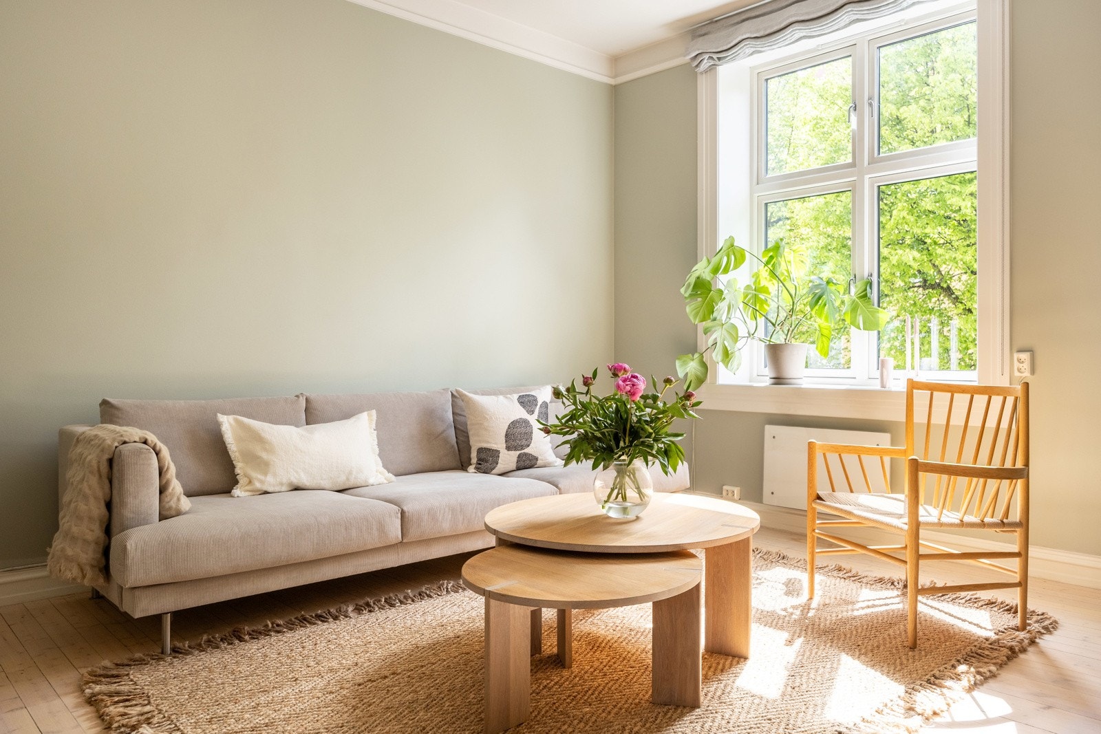 Stor stue som enkelt kan innredes med ønskelige møblementer. Veggflatene i stuen ble malt i 2020. Galleribilde