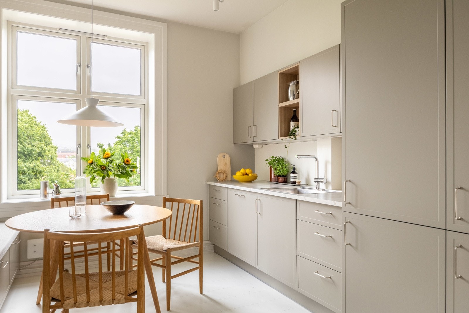 Kjøkkenet har smarte løsninger med mye skap- og benkeplass. Galleribilde