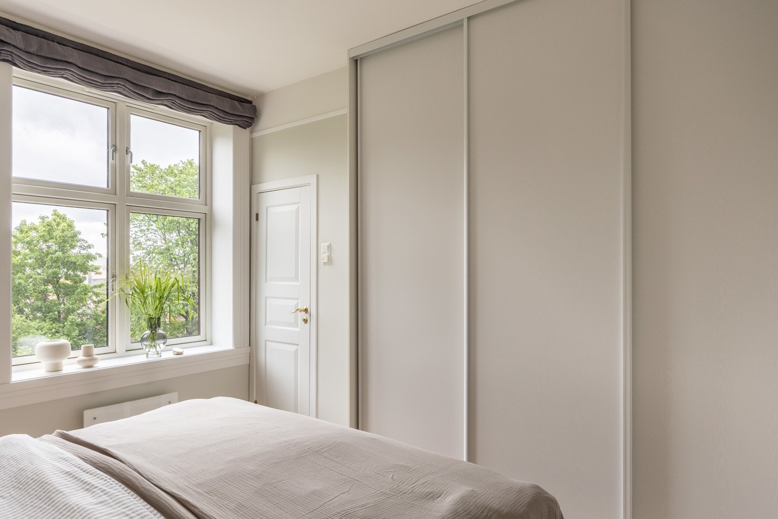 Innredet med garderobeskap, hvor man har rikelig med oppbevaring. Galleribilde